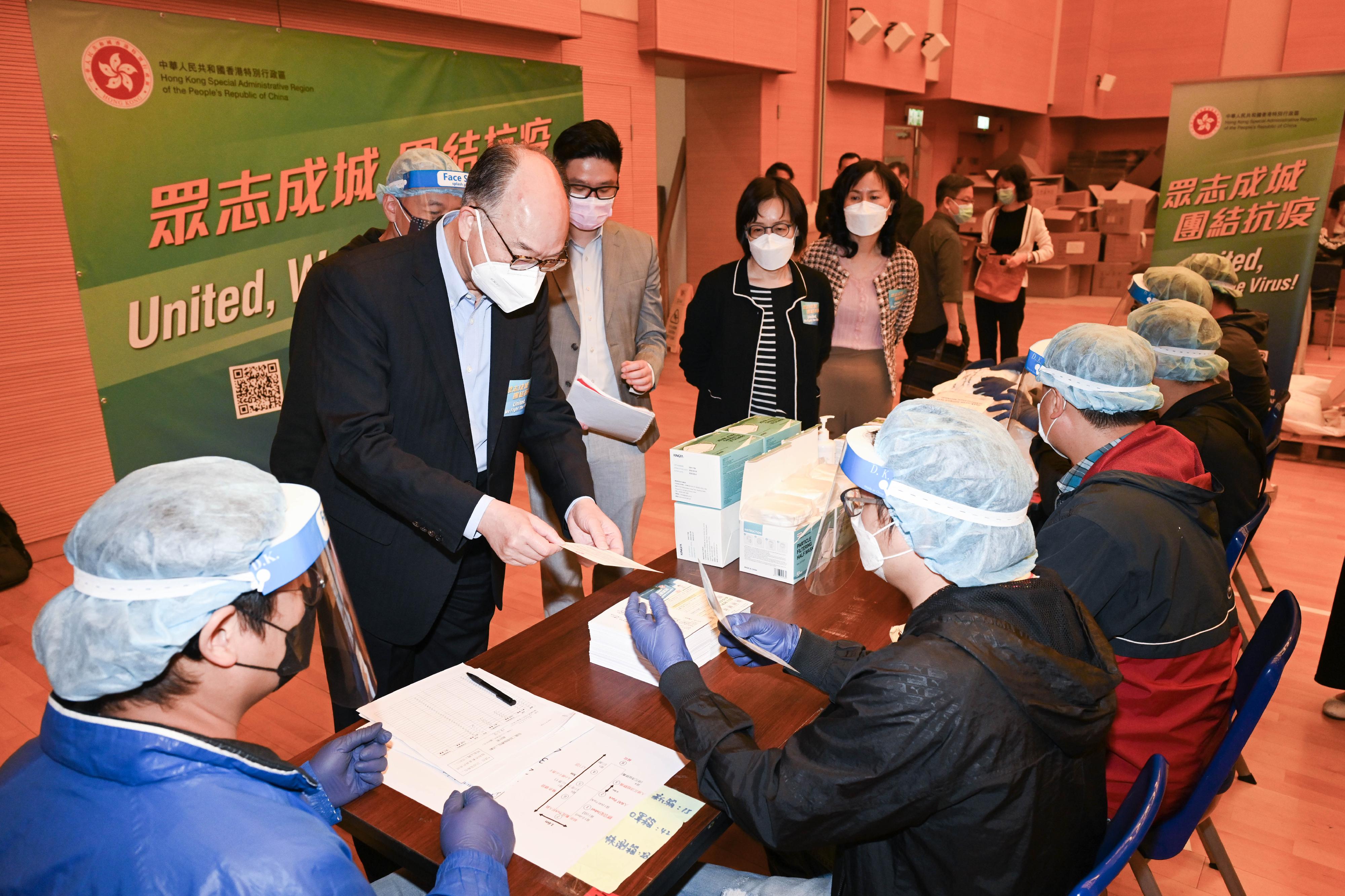 The Secretary for Transport and Housing, Mr Frank Chan Fan (first left), today (March 31) joins colleagues from the Transport and Housing Bureau and departments under its purview to pack anti-epidemic service bags at Lohas Park Community Hall, Sai Kung. Also present are the Permanent Secretary for Transport and Housing (Transport), Ms Mable Chan (fourth left), and the Permanent Secretary for Transport and Housing (Housing), Miss Agnes Wong (third left).