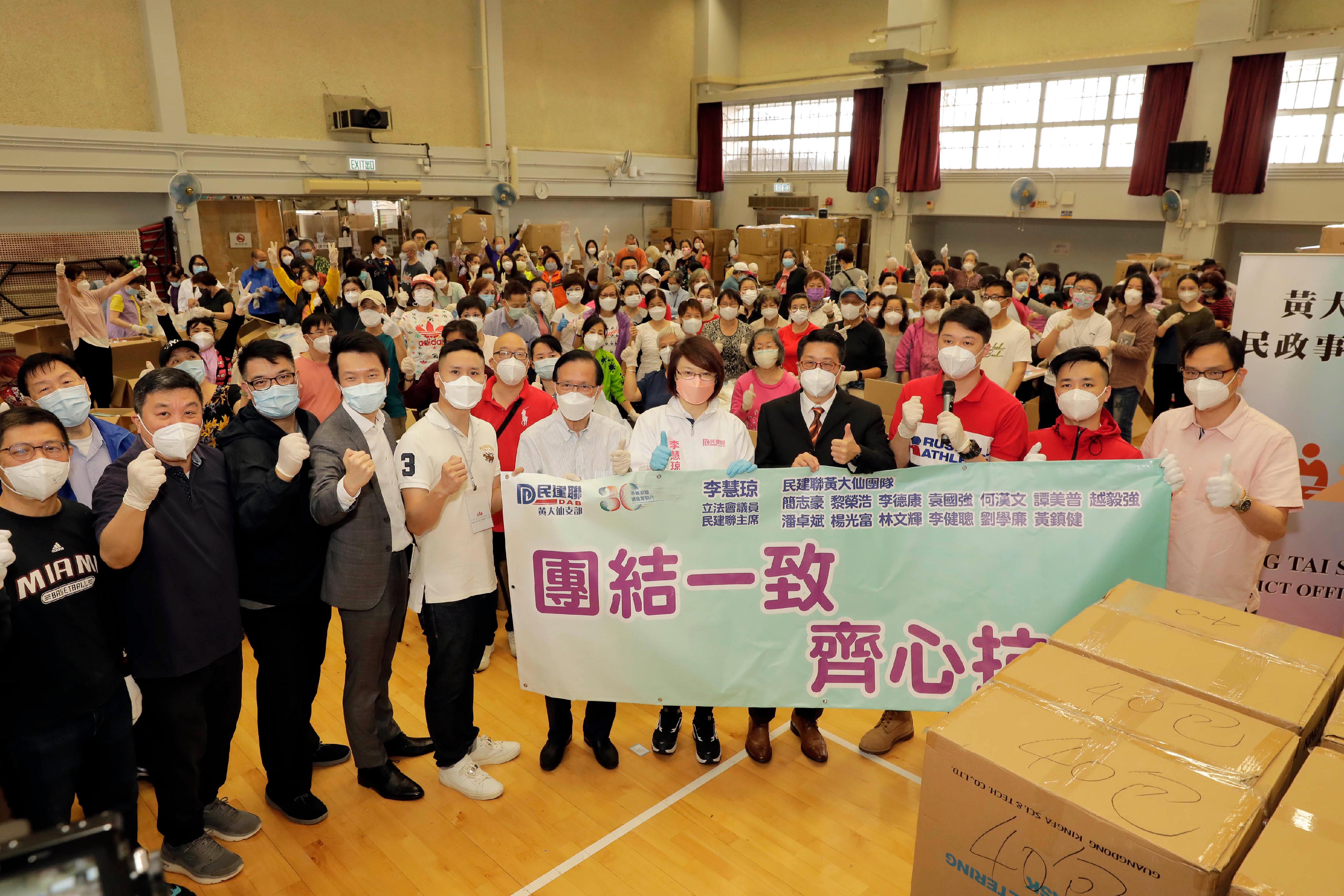 The Acting Secretary for Home Affairs, Mr Jack Chan, participated in the packaging work of anti-epidemic service bags at the packaging centre in the Fung Tak Estate Community Centre in Wong Tai Sin today (March 31). Photo shows Mr Jack Chan (front row, fourth right), with volunteers at the packaging centre.

 


