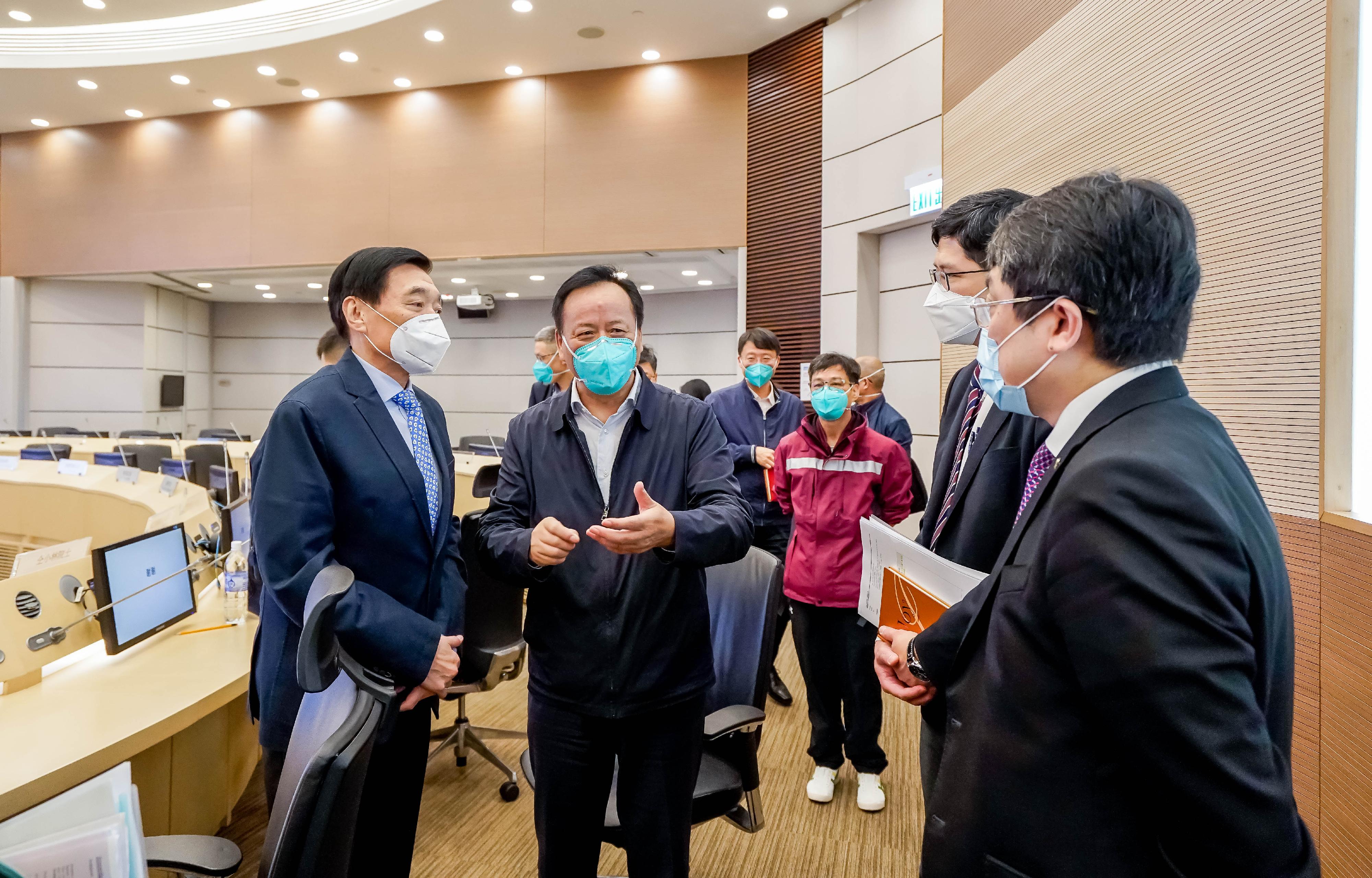 The Mainland Chinese medicine expert group of the Central Authorities met with the Hospital Authority representatives this morning (March 31) to exchange views on the application of Chinese medicine in managing COVID-19 patients.