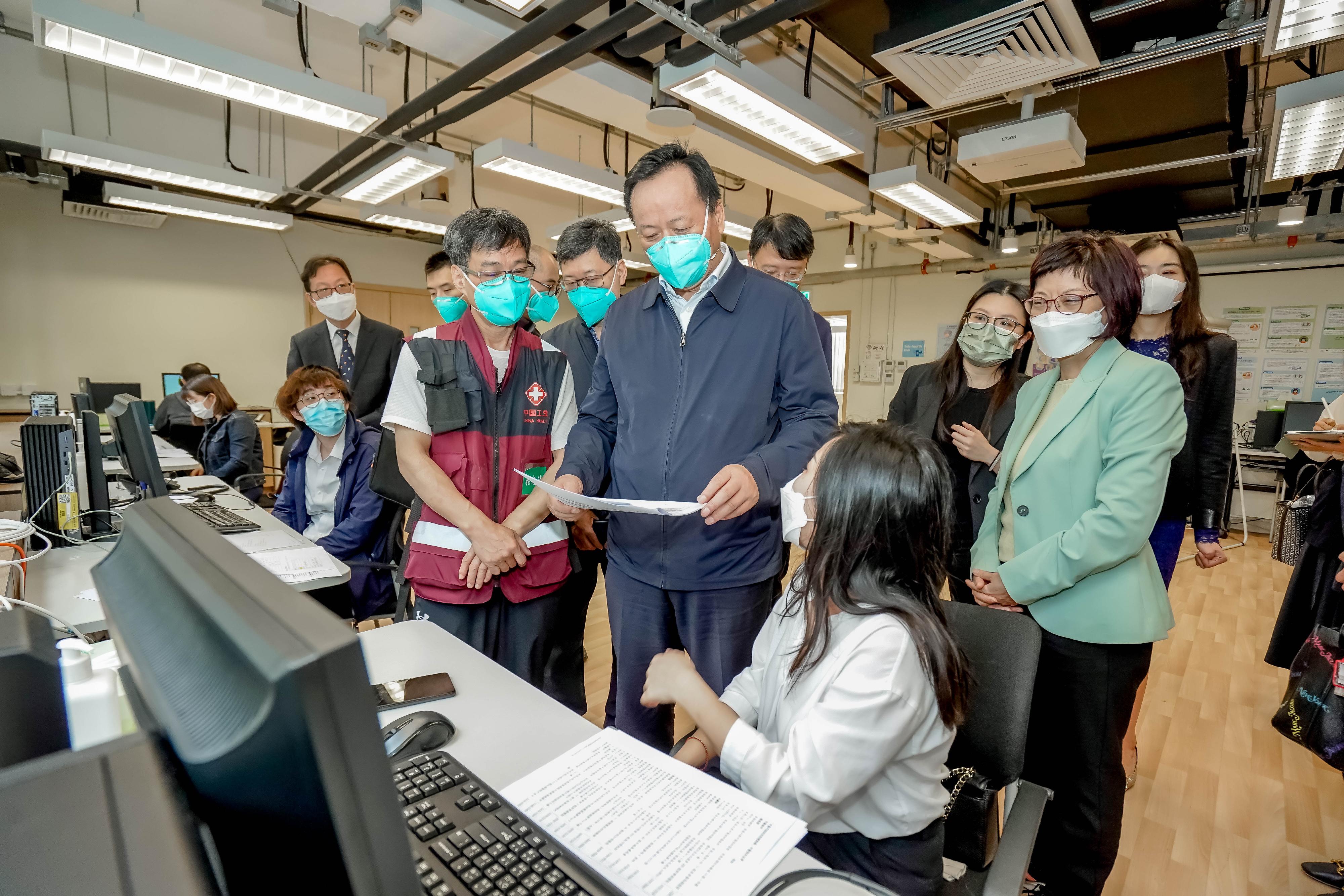 The Mainland Chinese medicine expert group of the Central Authorities today (March 31) visited the Hospital Authority Chinese medicine advice service hotline centre to understand the situation of Chinese medicine practitioners answering enquiry from patients.