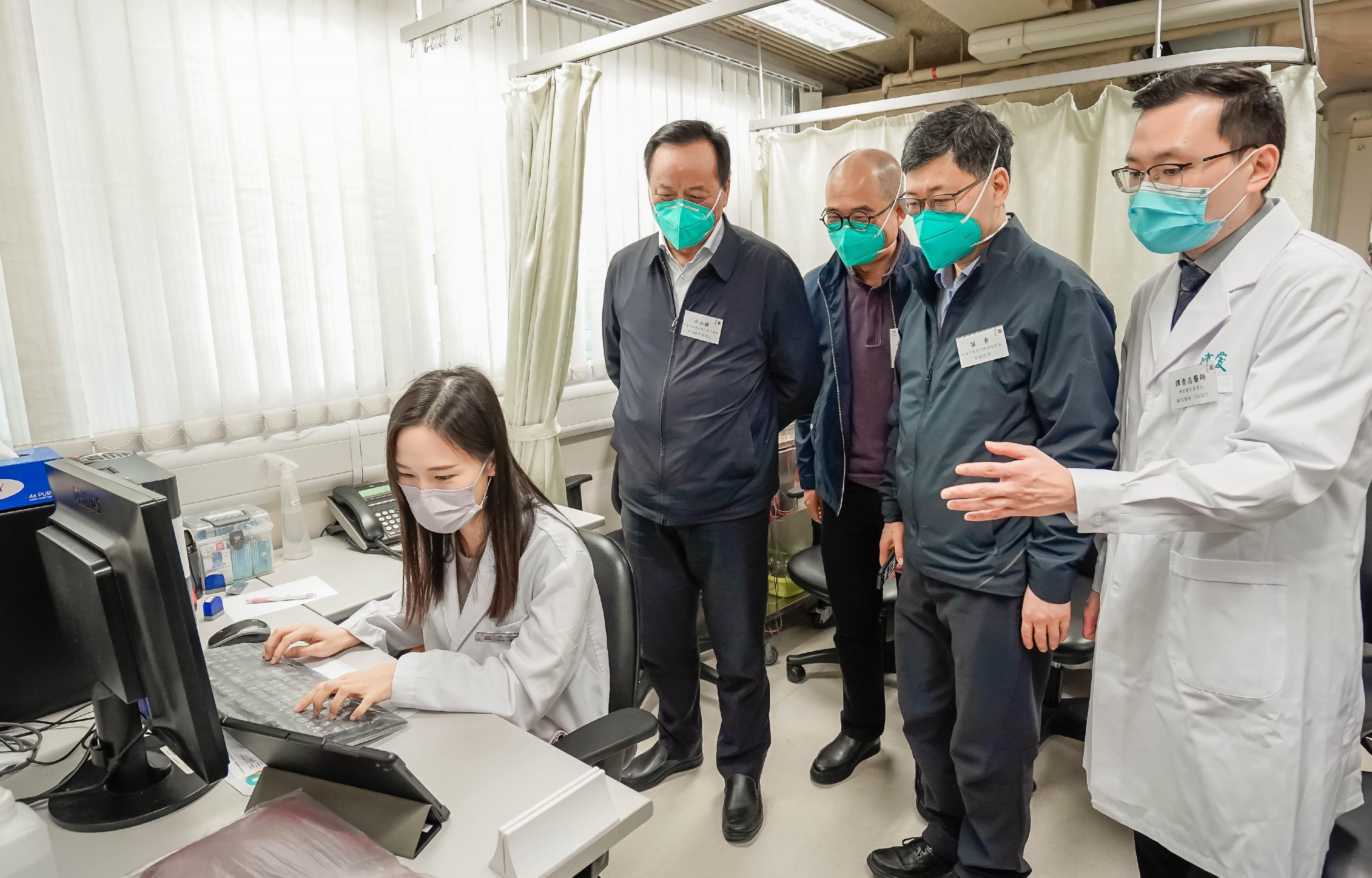 The Mainland Chinese medicine expert group of the Central Authorities today (March 31) visited the Chinese Medicine Clinic cum Training and Research Centre to understand the clinic's works on managing patients and the centre's works on training Chinese medicine practitioners.