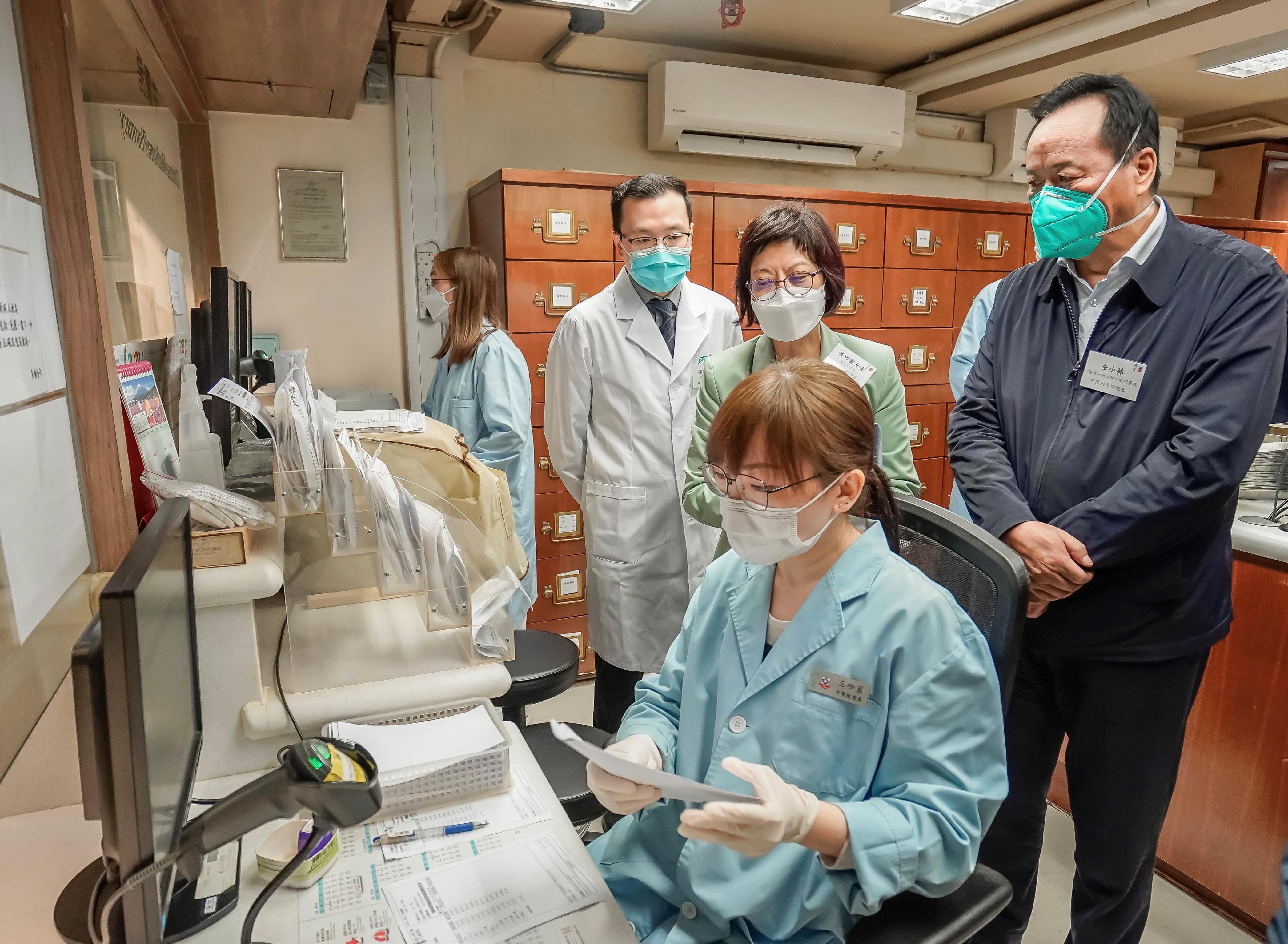 The Mainland Chinese medicine expert group of the Central Authorities today (March 31) visited the Chinese Medicine Clinic cum Training and Research Centre to understand the clinic's works on prescribing Chinese medicine.