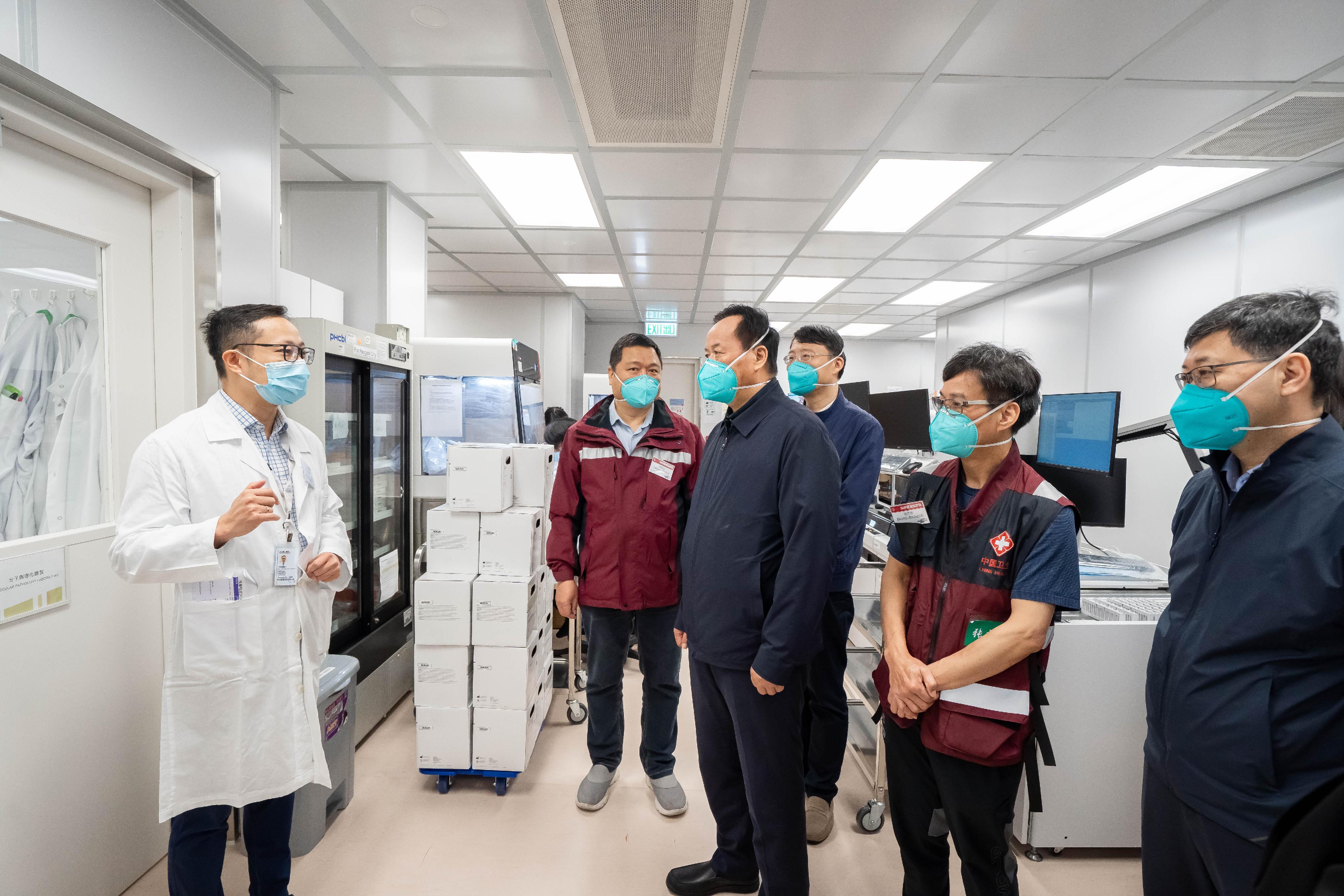 中央政府援港抗疫中醫專家組今日（四月一日）參觀北大嶼山醫院香港感染控制中心化驗室，了解化驗室的檢測能力及處理樣本的工作。