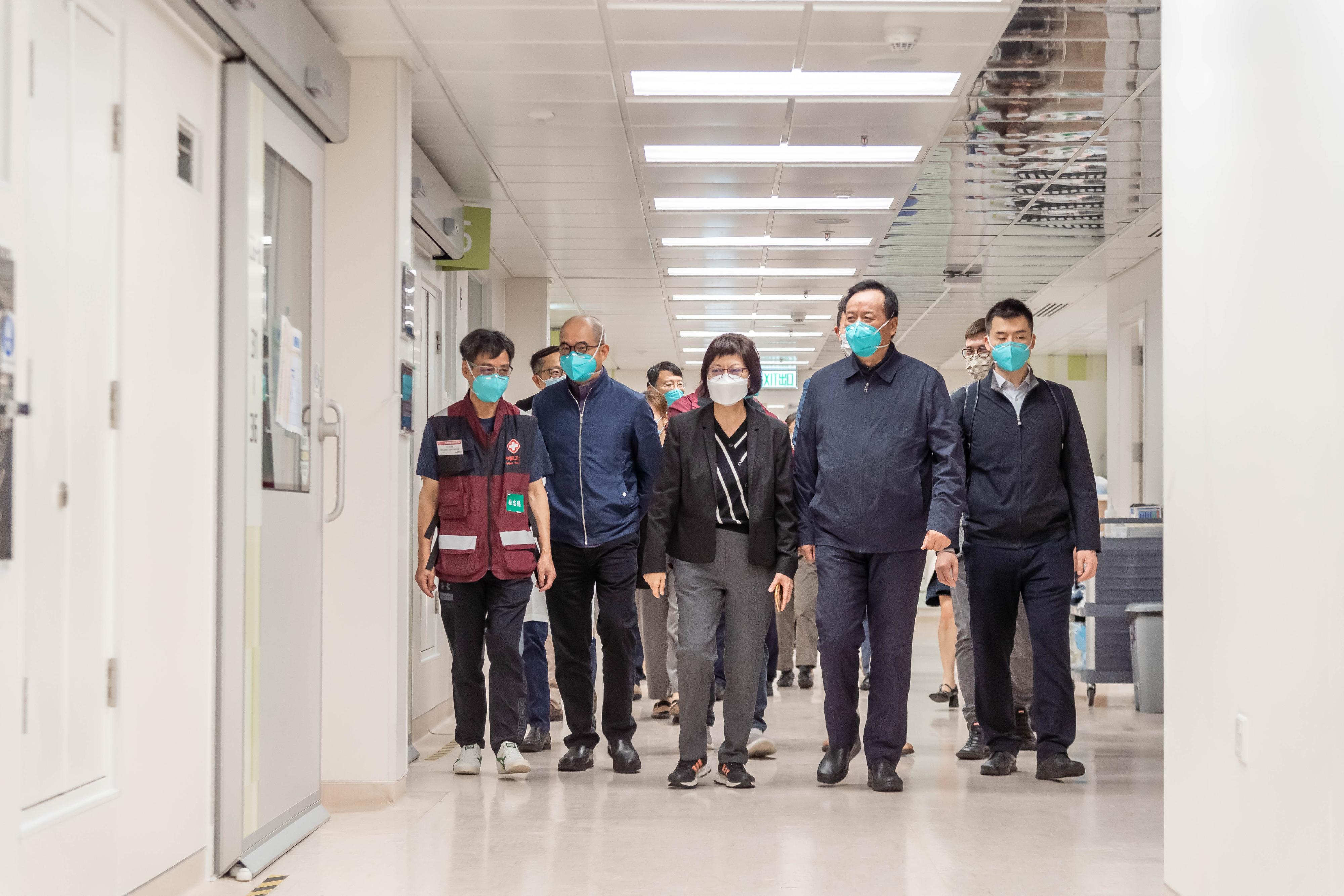 中央政府援港抗疫中醫專家組今日（四月一日）到北大嶼山醫院香港感染控制中心了解治療新冠病人的安排。