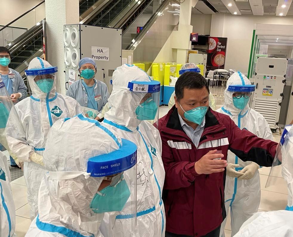 中央政府援港抗疫中醫專家組今日（四月一日）到新冠治療中心（亞博館）了解香港和內地醫護團隊合作治療新冠病人。 