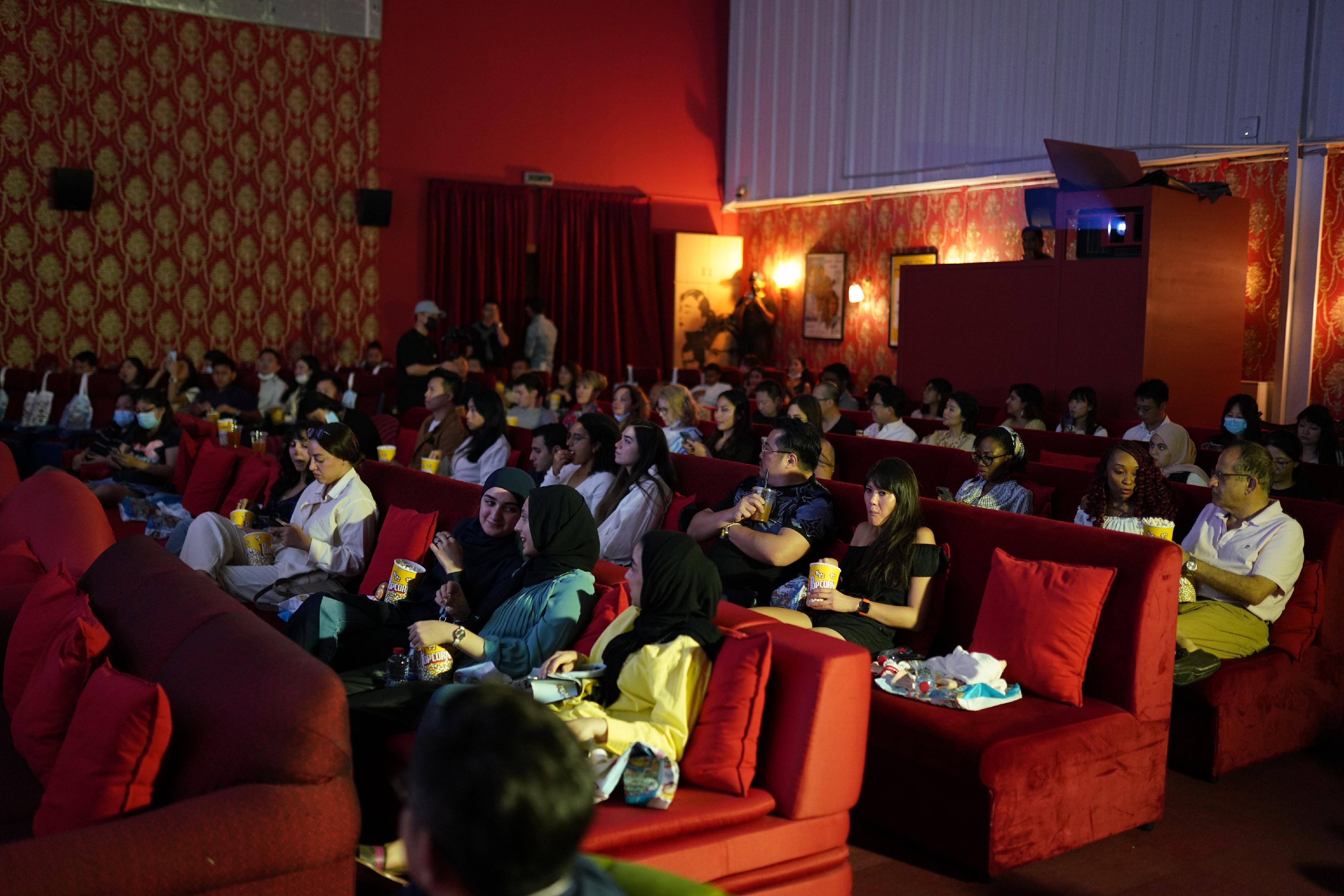 香港駐迪拜經濟貿易辦事處四月一日（迪拜時間）在迪拜的Cinema Akil舉行電影放映會，放映由陳健朗執導的香港電影《手捲煙》。圖示約100名當地電影愛好者和在阿拉伯聯合酋長國定居的香港人出席放映會。
