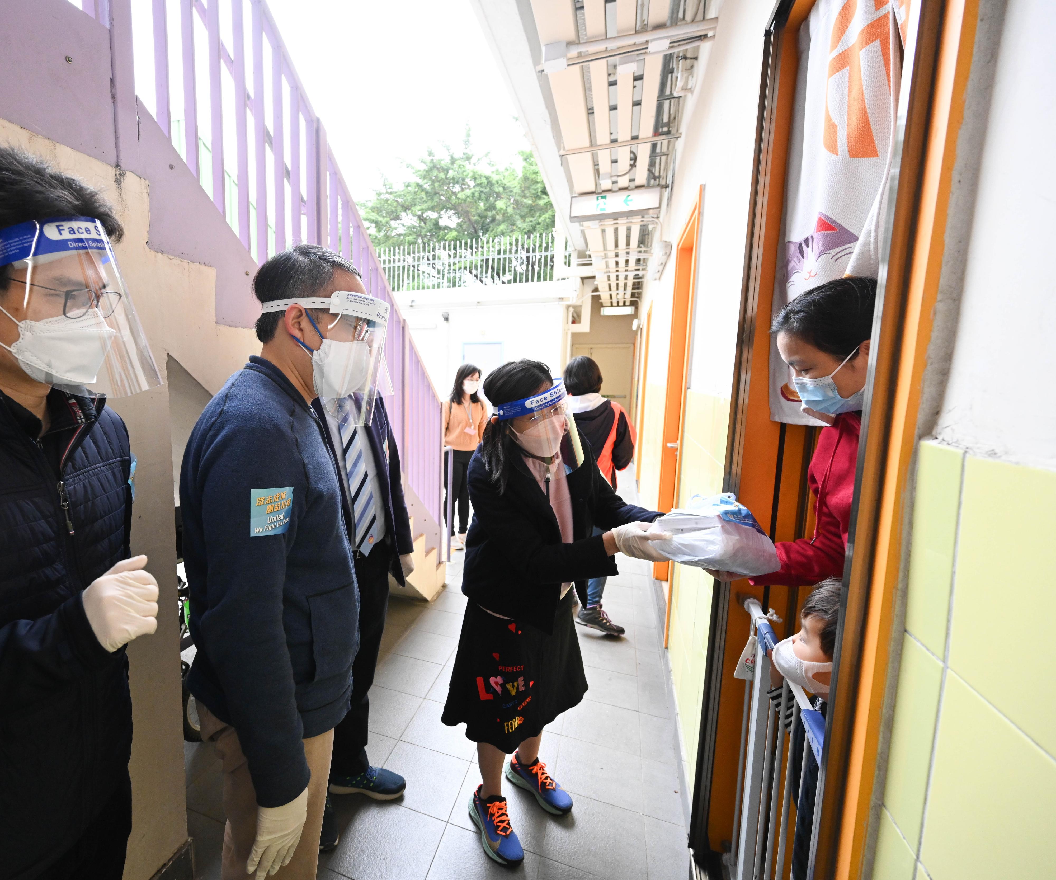 The Permanent Secretary for Financial Services and the Treasury (Treasury), Miss Cathy Chu (second right) and the bureau's team this afternoon (April 2) visited the transitional housing under Lok Sin Tong Modular Social Housing Scheme in Kowloon City District to distribute anti-epidemic service bags to grass-roots families.