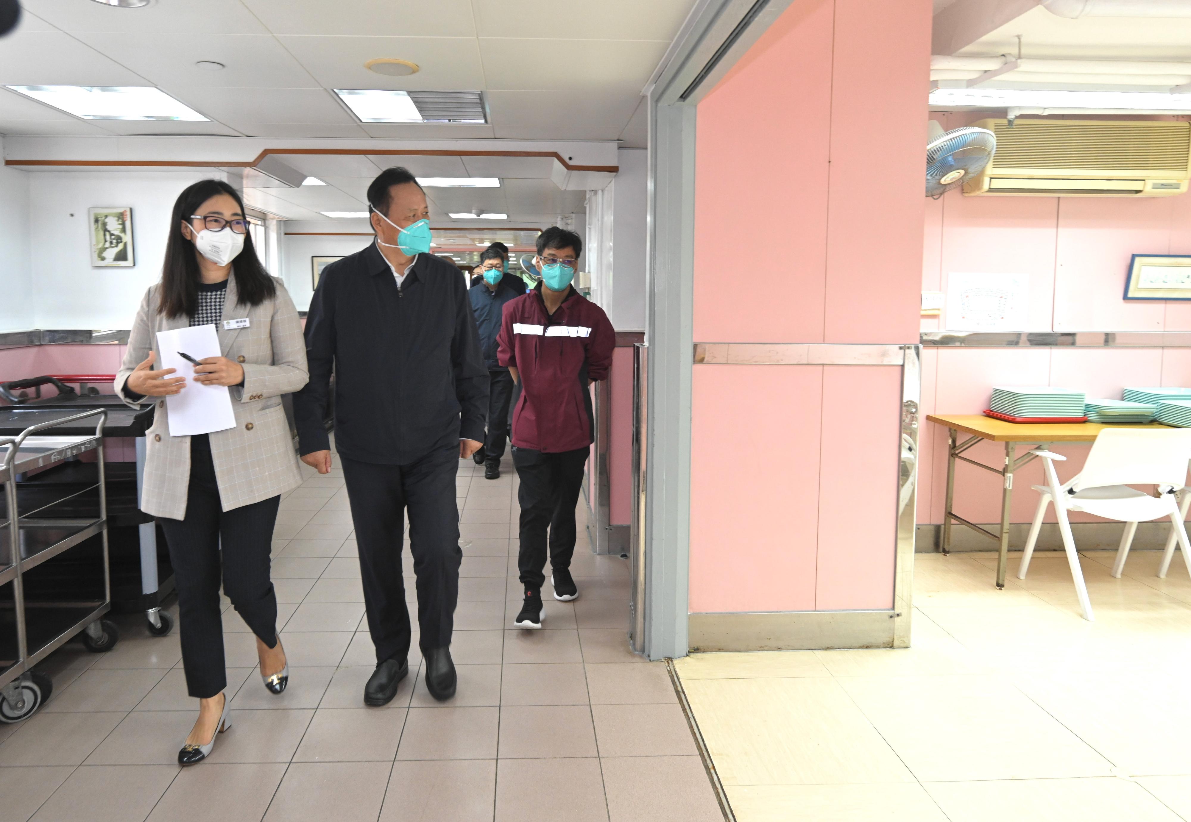 The expert group led by the Leader of the Mainland Chinese medicine expert group of the Central Authorities, Mr Tong Xiaolin, today (April 2) visited two residential care homes for the elderly to learn about how they responded to the fifth wave of the epidemic.