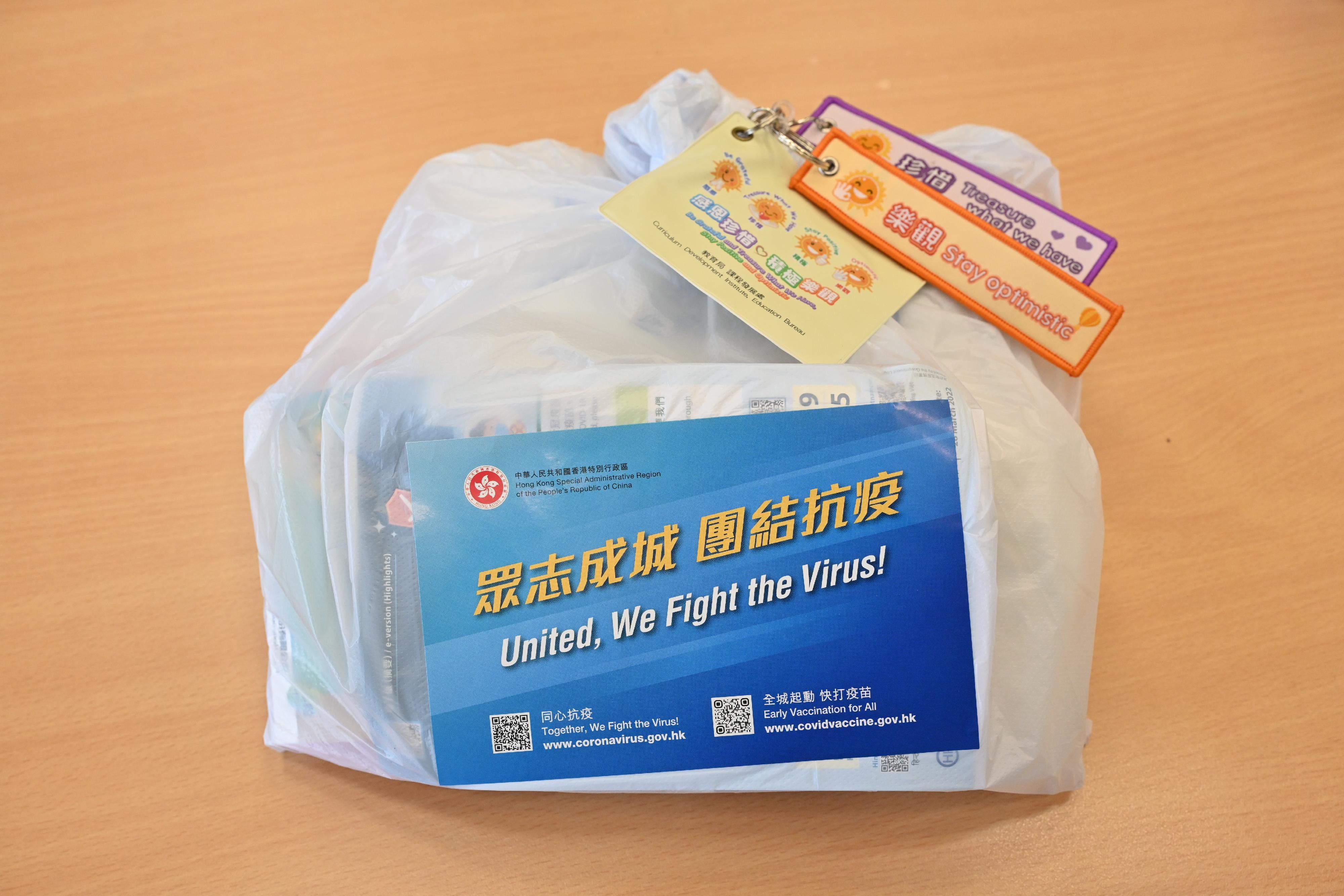 The Government today (April 2) started distributing anti-epidemic service bags to all households in Hong Kong with a view to enhancing the public's anti-epidemic awareness and capability. The Education Bureau has been actively participating in the distribution work. Photo shows the anti-epidemic service bag and souvenirs with the theme "be grateful and treasure what we have, stay positive and optimistic" for promoting values given out by the volunteer teams of the Bureau.

