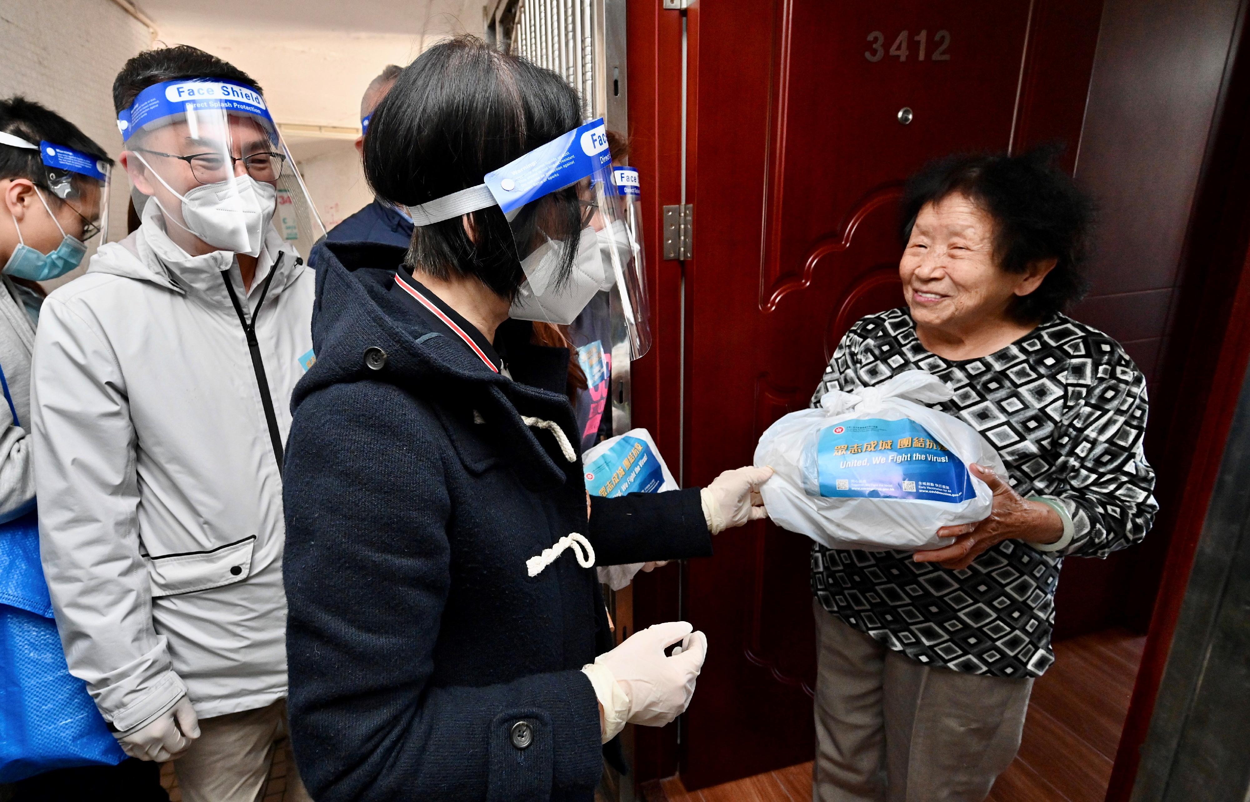 The Secretary for Food and Health, Professor Sophia Chan (centre), joined volunteers to distribute anti-epidemic service bags to residents at Kwong Yuen Estate in Sha Tin today (April 3). She expressed the hope that the distribution of service bags would help enhance people's anti-epidemic awareness and ability.


