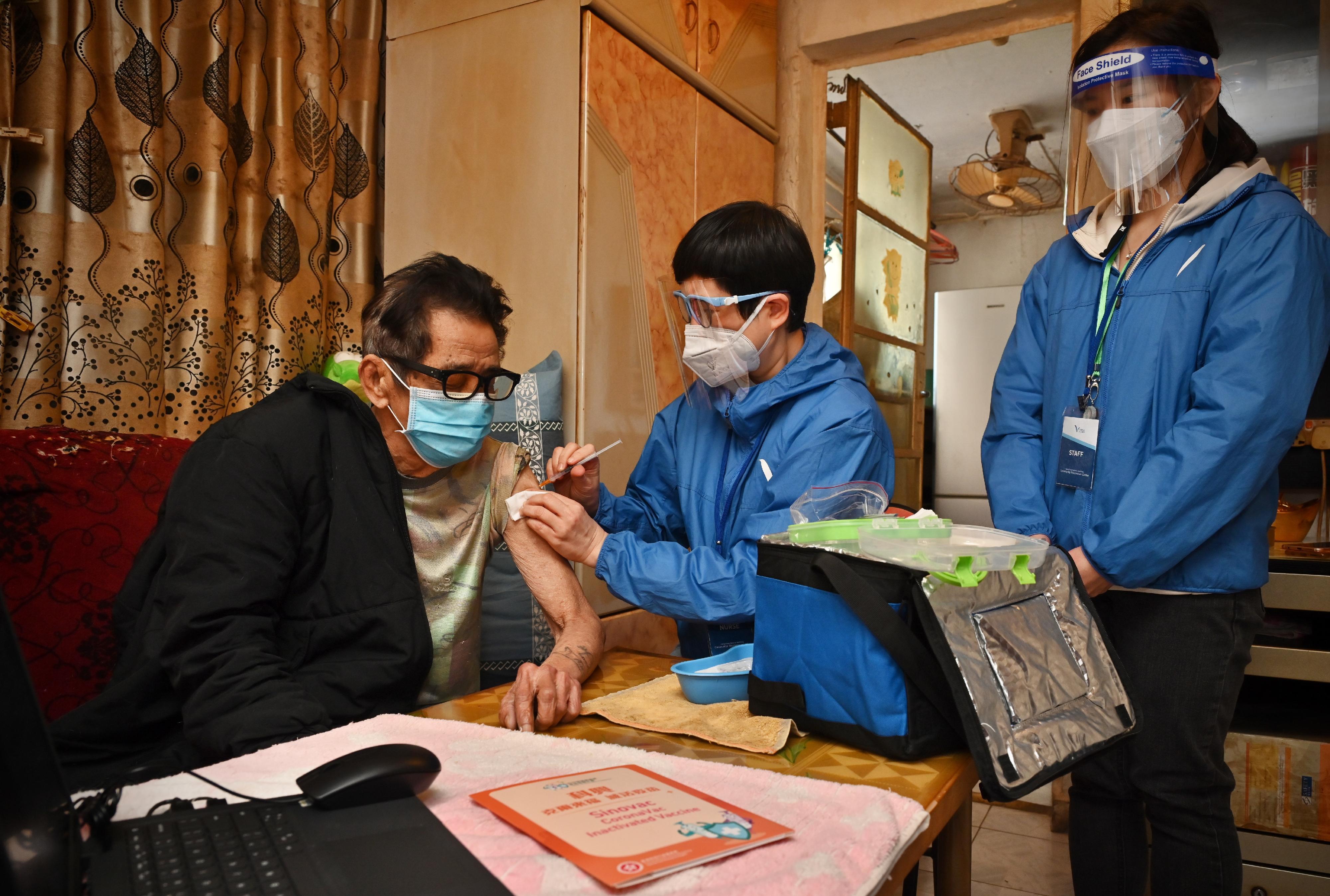 The Civil Service Bureau today (April 3) completed the "restriction-testing declaration" operation at Hong Wing House, Cheung Hong Estate in Tsing Yi. Picture shows an elderly resident receiving a Sinovac vaccine through the Home Vaccination Service.