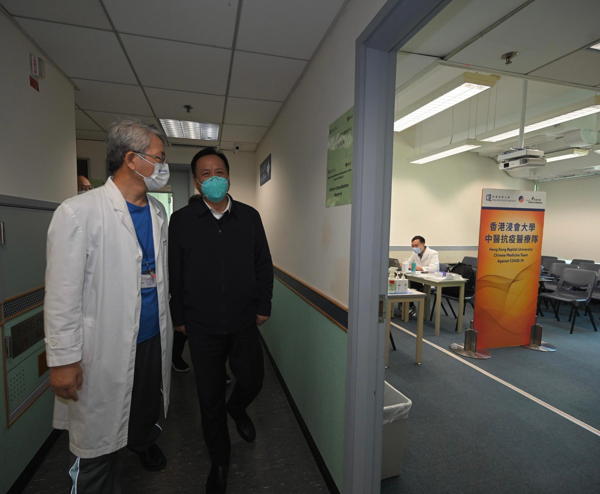 The expert group led by the leader of the Mainland Chinese medicine expert group of the Central Authorities, Mr Tong Xiaolin, visited the Chinese Medicine Telemedicine Centre Against COVID-19 of the Hong Kong Baptist University (HKBU) today (April 3), to learn about the free Chinese medicine prevention and treatment services provided by the university for COVID-19 patients, their close contacts and carers. Photo shows the Associate Vice-President (Chinese Medicine Development) of the HKBU, Professor Bian Zhaoxiang (first left), briefing Mr Tong (second left) on the operation of the centre.
