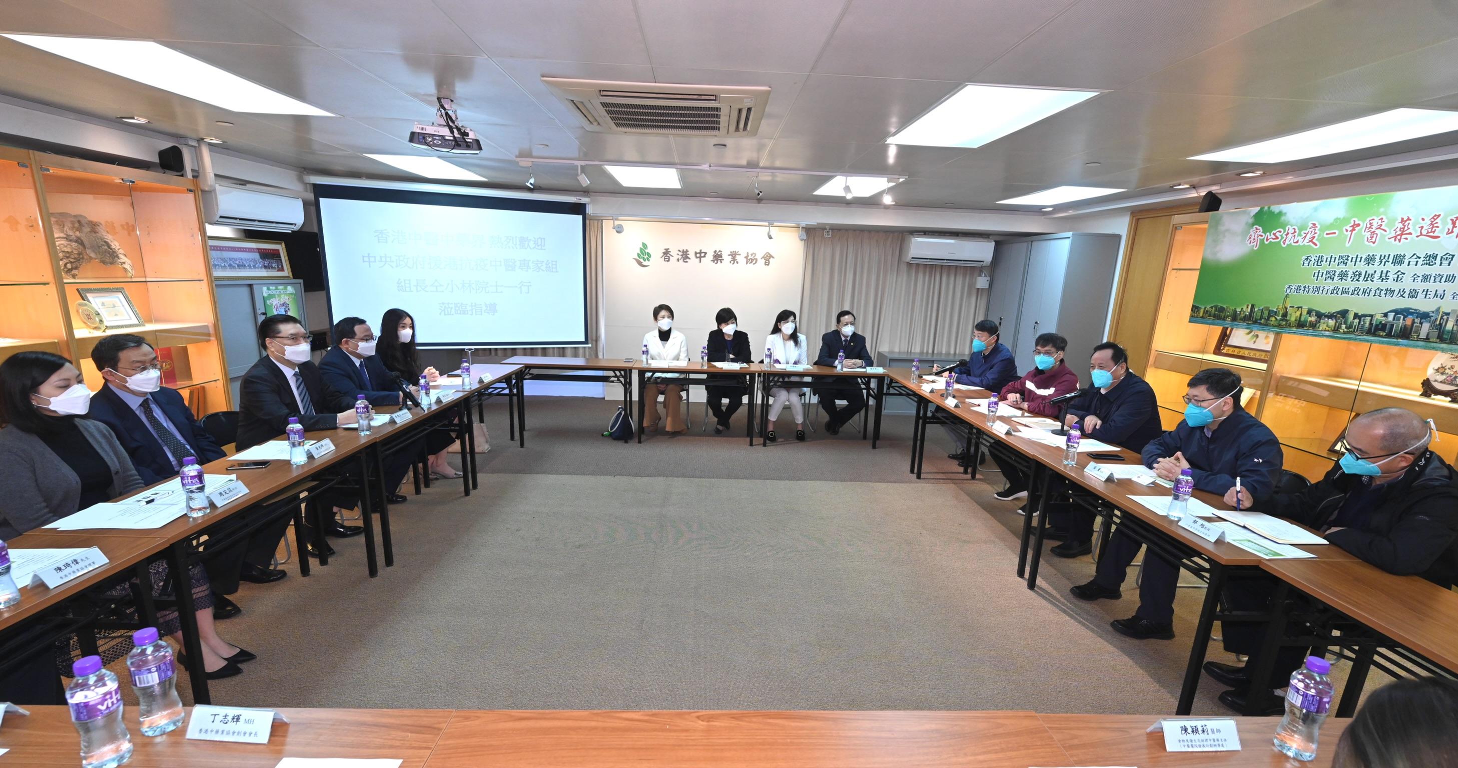 The expert group led by the leader of the Mainland Chinese medicine expert group of the Central Authorities, Mr Tong Xiaolin (third right); meets with the President of the Federation of the Hong Kong Chinese Medicine Practitioners and Chinese Medicines Traders Association, Mr Tommy Li (third left); the Chairman of the Federation, Professor Chan Wing-kwong (fourth left); and several representatives from the Chinese medicine sector today (April 3), to learn about the work progress of the “Fight the Virus Together – Chinese Medicine Telemedicine Scheme”. The Head of the Chinese Medicine Unit of the Food and Health Bureau, Ms Ellen Chan (fifth left), also attended.