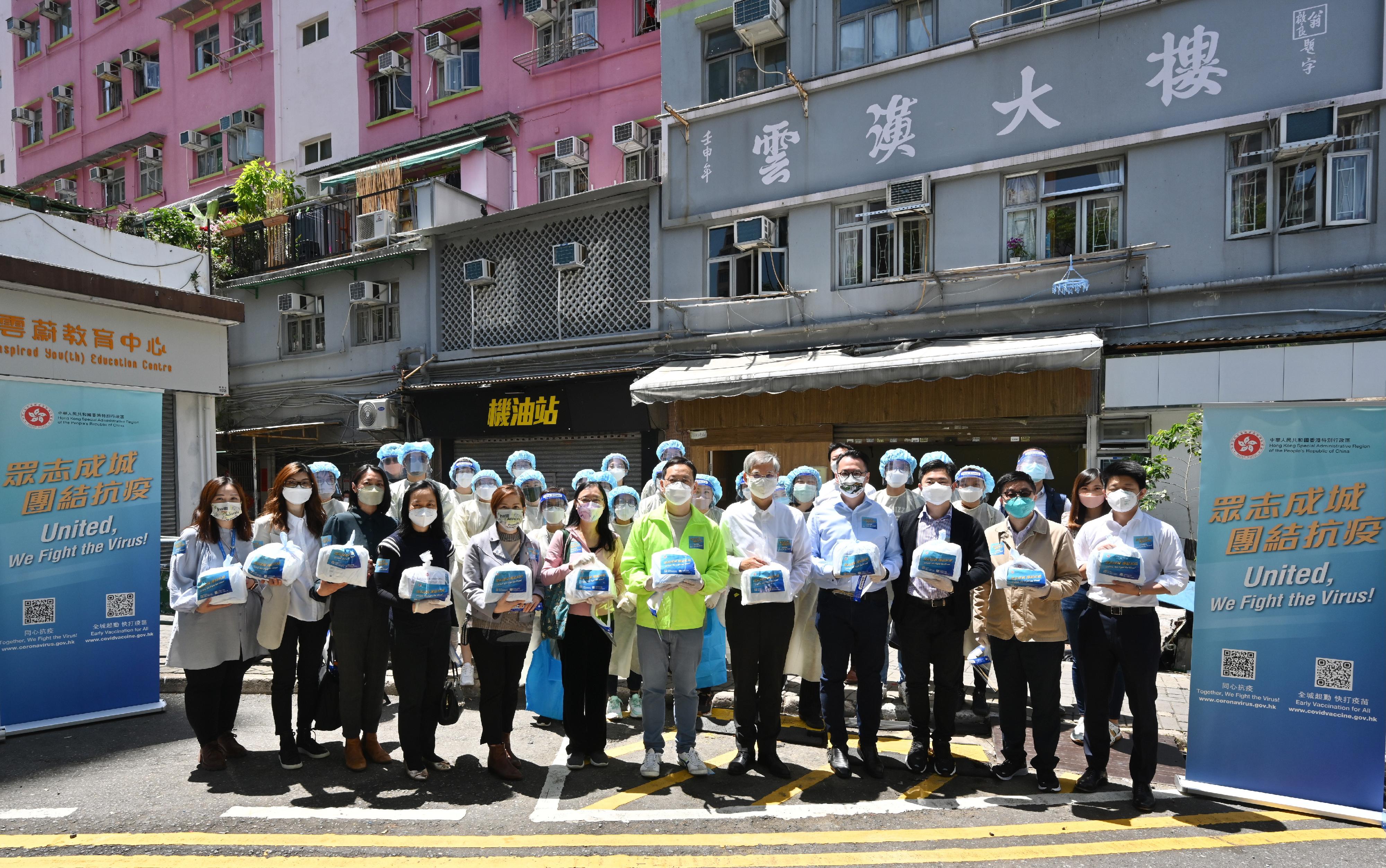 The Secretary for Labour and Welfare, Dr Law Chi-kwong, and the Permanent Secretary for Labour and Welfare, Ms Alice Lau, today (April 4) led their team to distribute anti-epidemic service bags to households in an old building in Kwun Tong District. Photo shows (front row, from second right) the Director of Kowloon Federation of Associations Kwun Tong District Committee, Mr Wong Chun-ping; the Principal Assistant Secretary for Labour and Welfare (Welfare), Mr Tony Yip; the District Officer (Kwun Tong), Mr Steve Tse; Dr Law; the Chairman of Kwun Tong District Council, Mr Wilson Or; Ms Lau; the Director of Hong Kong Christian Service, Ms Yvonne Chak; and the District Social Welfare Officer (Kwun Tong), Miss Rebecca Koo, with the team from the Labour and Welfare Bureau.