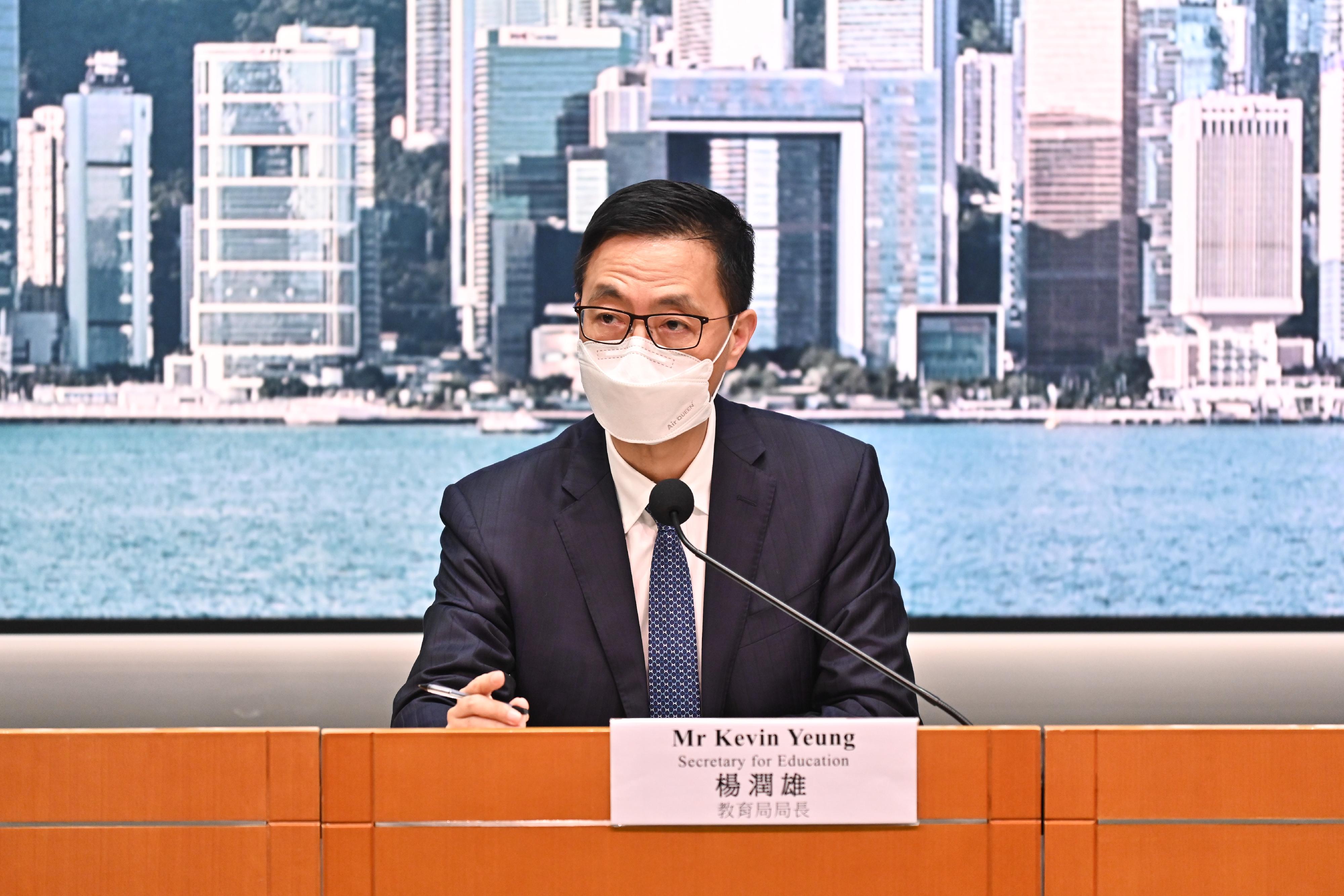 教育局局長楊潤雄今日（四月四日）在記者會上公布香港中學文憑考試安排。