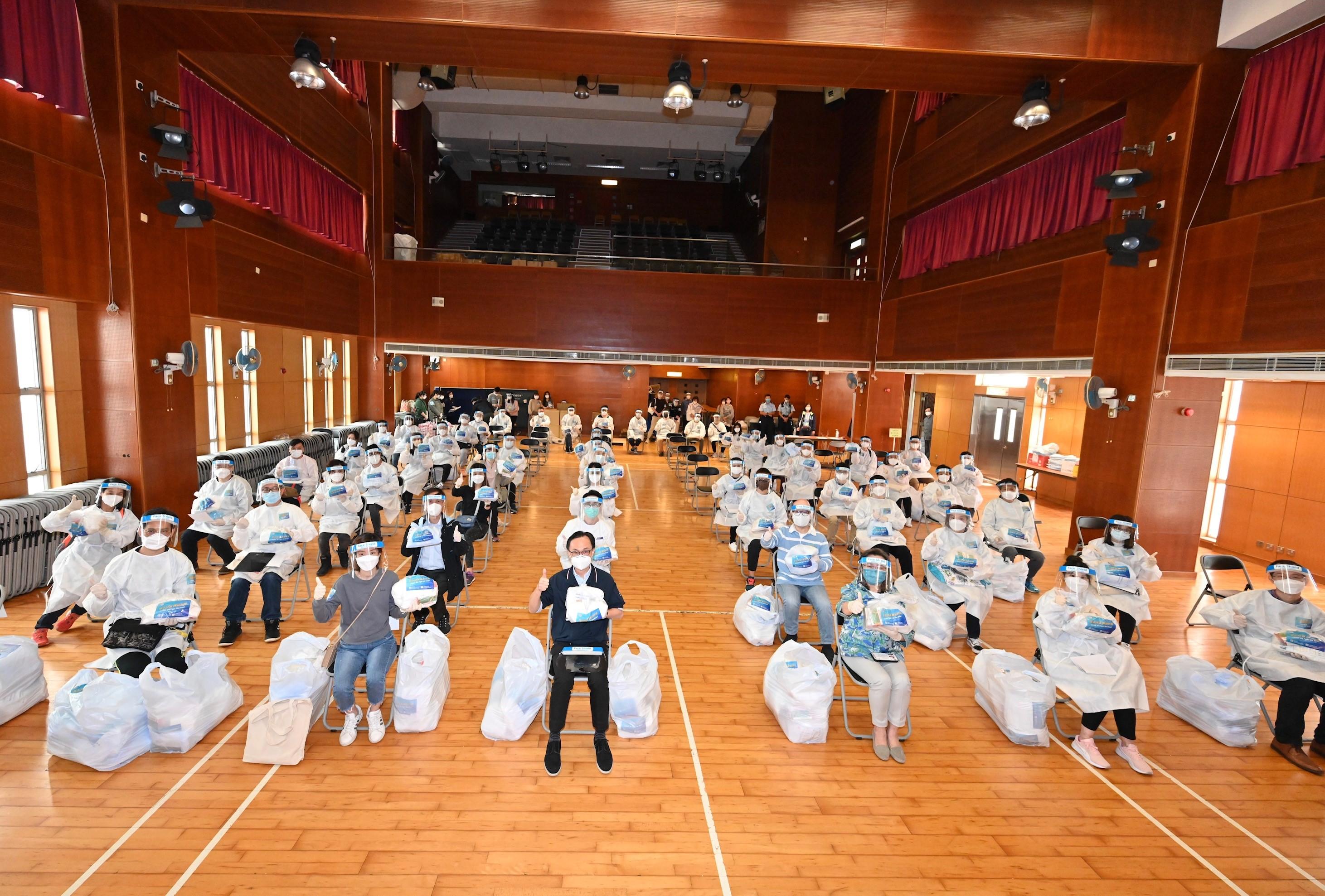 The Secretary for the Civil Service, Mr Patrick Nip (first row, third left), the Permanent Secretary for the Civil Service, Mrs Ingrid Yeung (first row, third right), and 50 colleagues from the Civil Service Bureau today (April 4) distributed anti-epidemic service bags to residents of Tsuen Wan District.