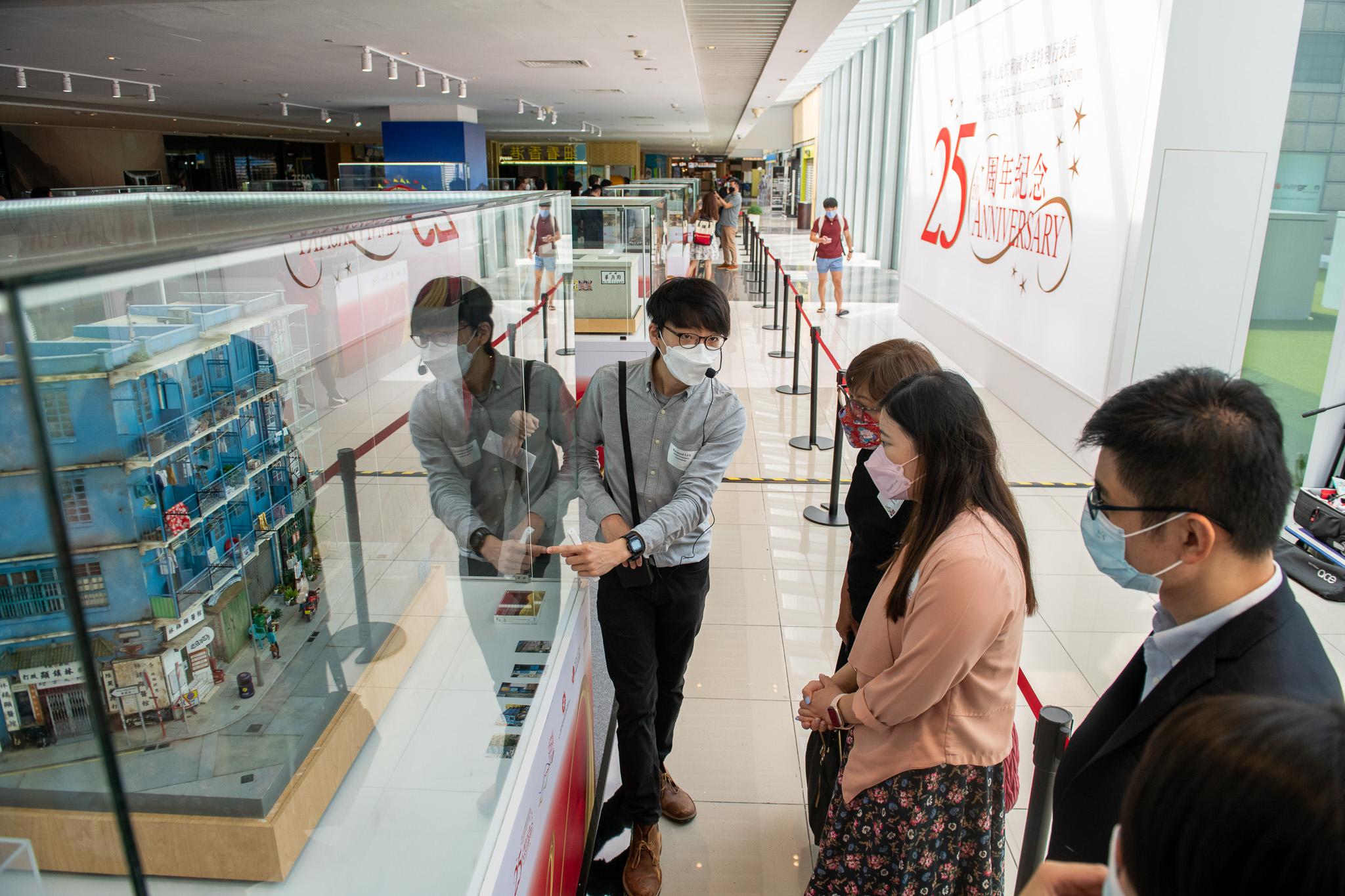 由香港駐新加坡經濟貿易辦事處舉辦的「細看香港」微型展覽今日（四月四日）在新加坡開幕。圖示微型展覽開幕禮結束後，嘉賓參加導賞團觀賞微縮模型。