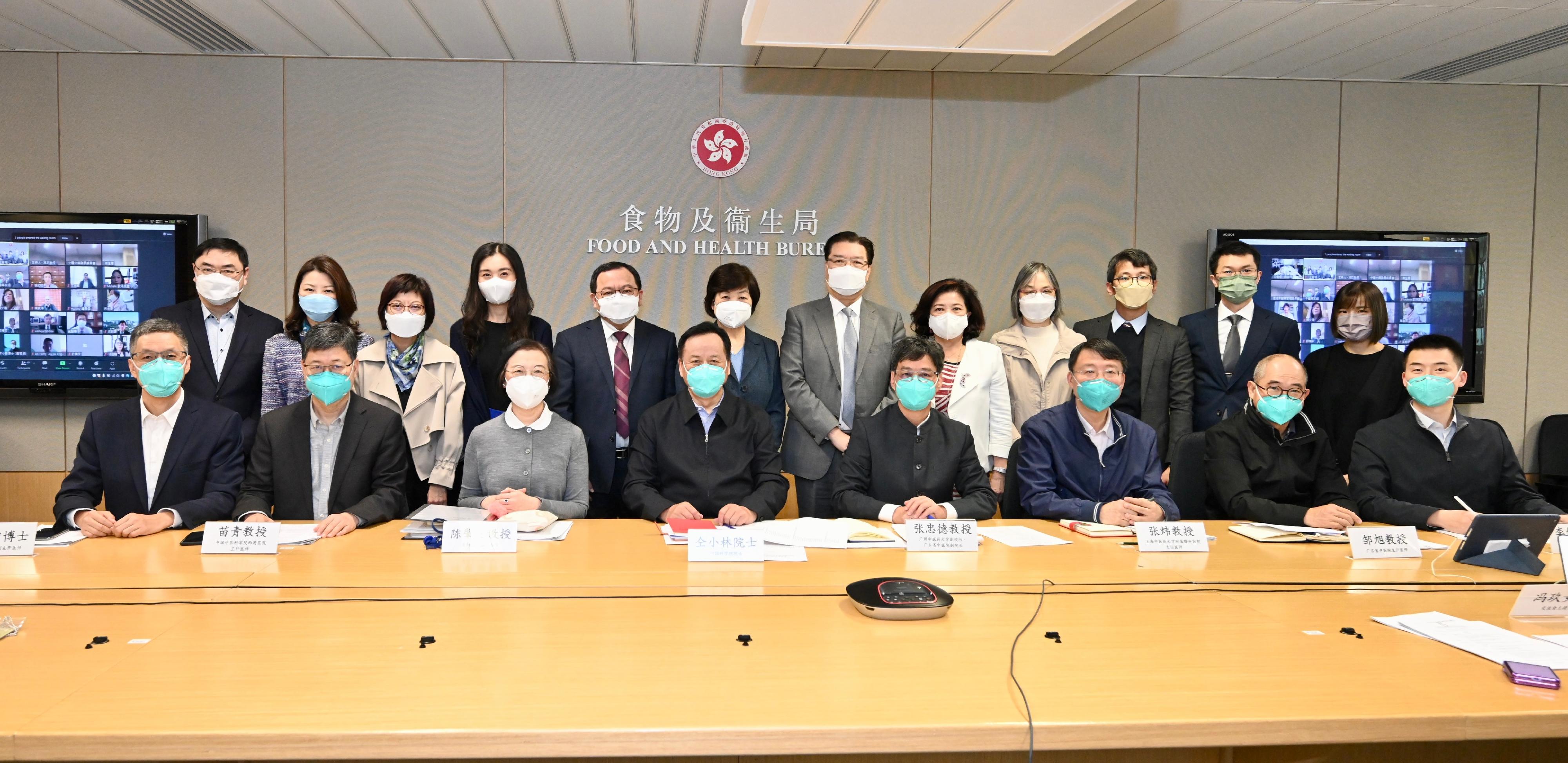 The Secretary for Food and Health, Professor Sophia Chan, and the expert group led by the leader of the Mainland Chinese medicine (CM) expert group of the Central Authorities, Mr Tong Xiaolin, participated in the meeting on the CM anti-epidemic plans for clinical application this afternoon (April 5). Photo shows Professor Chan (front row, third left); Mr Tong (front row, fourth left);  the deputy leader of the expert group, Professor Zhang Zhongde (front row, fourth right);  the Chairman of the Chinese Medicine Practice Subcommittee under the Chinese Medicine Development Committee (CMDC), Professor Chan Wing-kwong (back row, fifth left); and the Chairman of the Chinese Medicines Industry Subcommittee under the CMDC, Mr Tommy Li (back row, seventh left); the Chairman of the Chinese Medicine Council of Hong Kong (CMCHK), Mrs Jeanie Hu (back row, fifth right); the Chairman of the Chinese Medicine Practitioners Board under the CMCHK, Dr Wong Yu-yeuk (back row, fourth right); the former Chairman of the Chinese Medicine Practice Subcommittee under the CMDC,  Professor Feng Jiu (back row, sixth left); the Head of the Chinese Medicine Unit of the Food and Health Bureau (FHB), Ms Ellen Chan (back row, fourth left); and other representatives from the FHB, Department of Health and Hospital Authority at the meeting.

 
