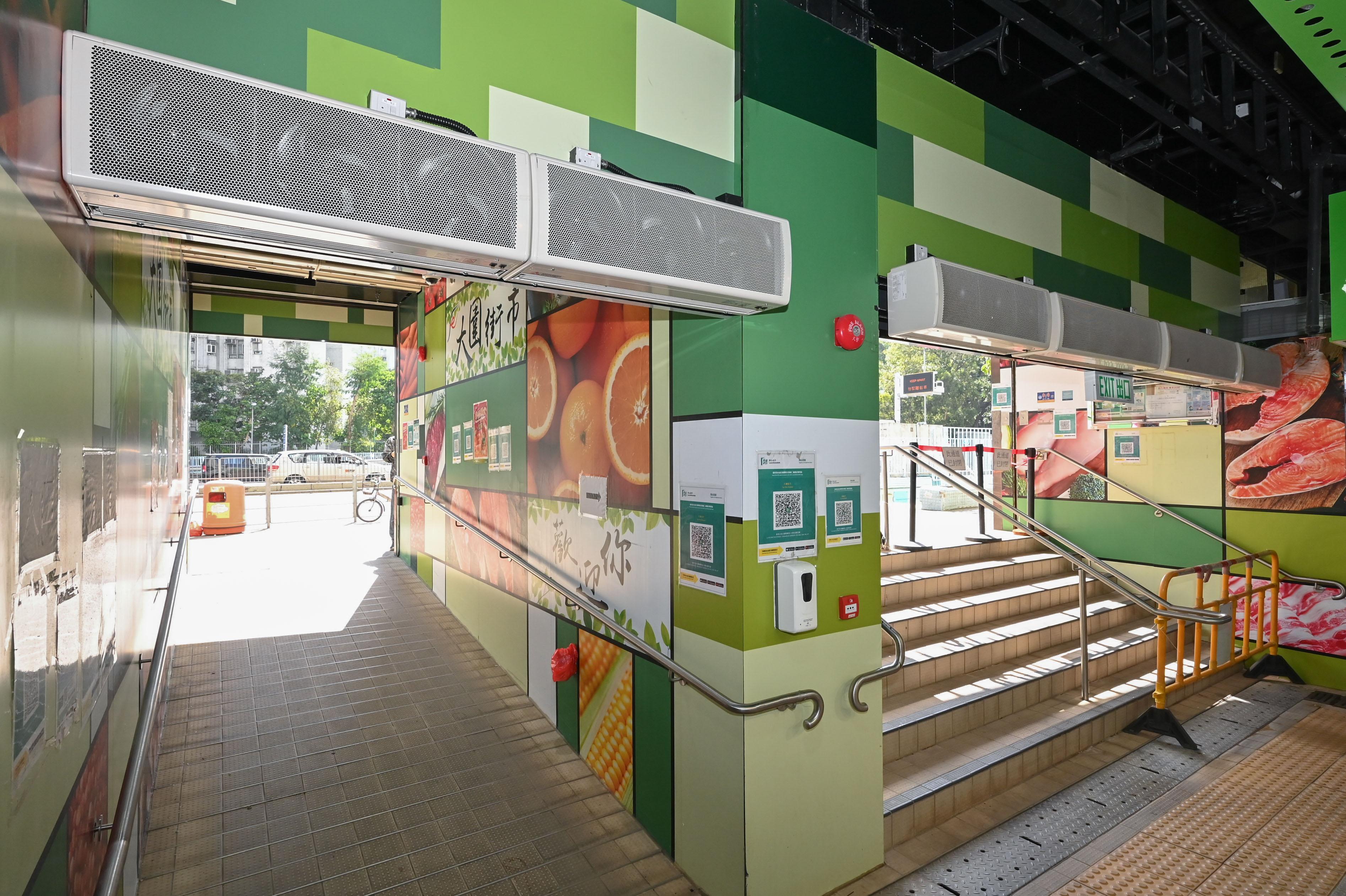 The Food and Environmental Hygiene Department and the Architectural Services Department have completed a series of improvement works at Tai Wai Market, including installing facilities such as air curtains at the entrances to improve the efficiency of the air conditioning system of the market.