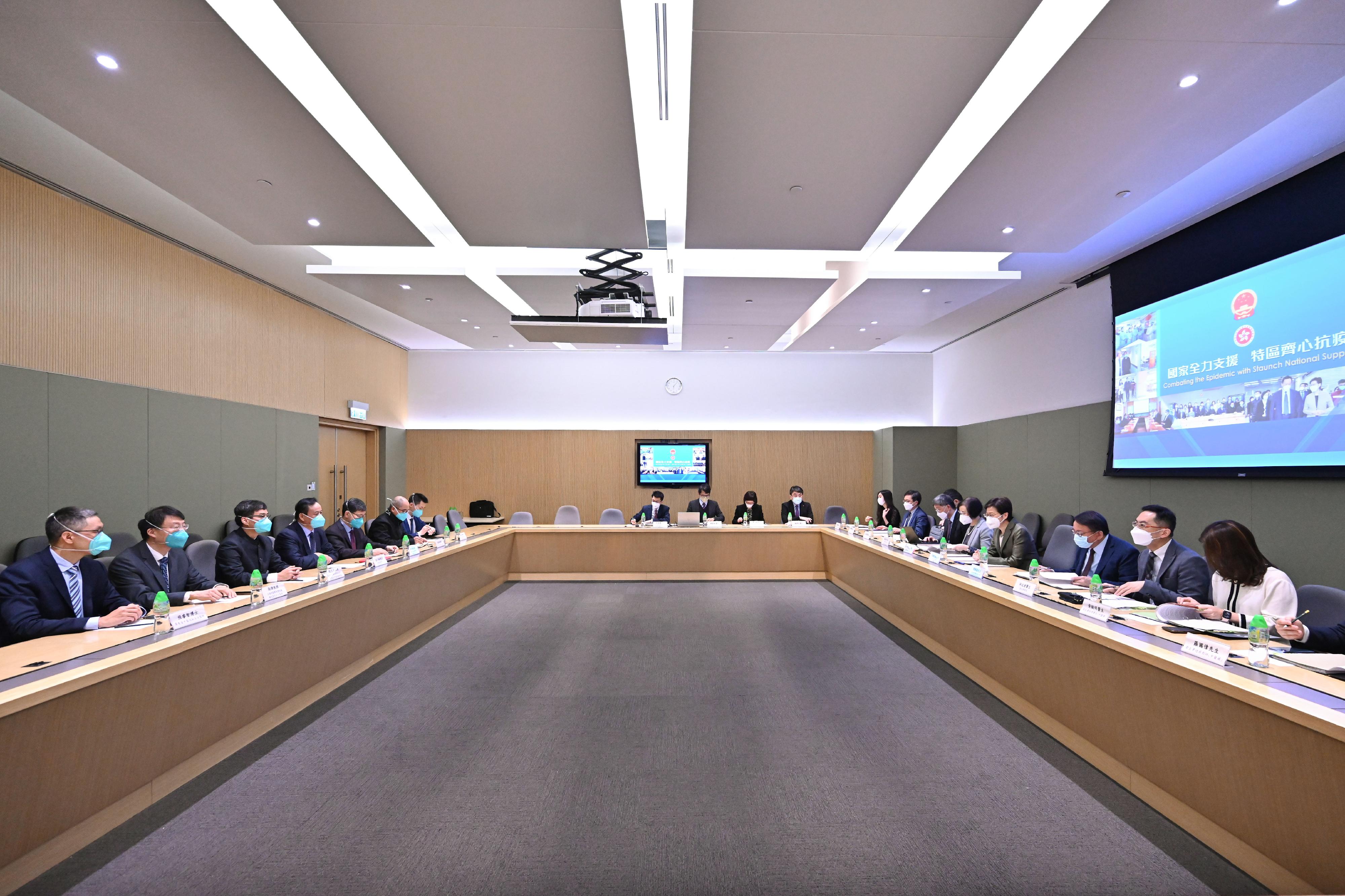 The Chief Executive, Mrs Carrie Lam (fourth right), today (April 7) met with the expert group led by the leader of the Mainland Chinese medicine expert group of the Central Authorities, Mr Tong Xiaolin (fourth left). Also present was the Secretary for Food and Health, Professor Sophia Chan (fifth right).