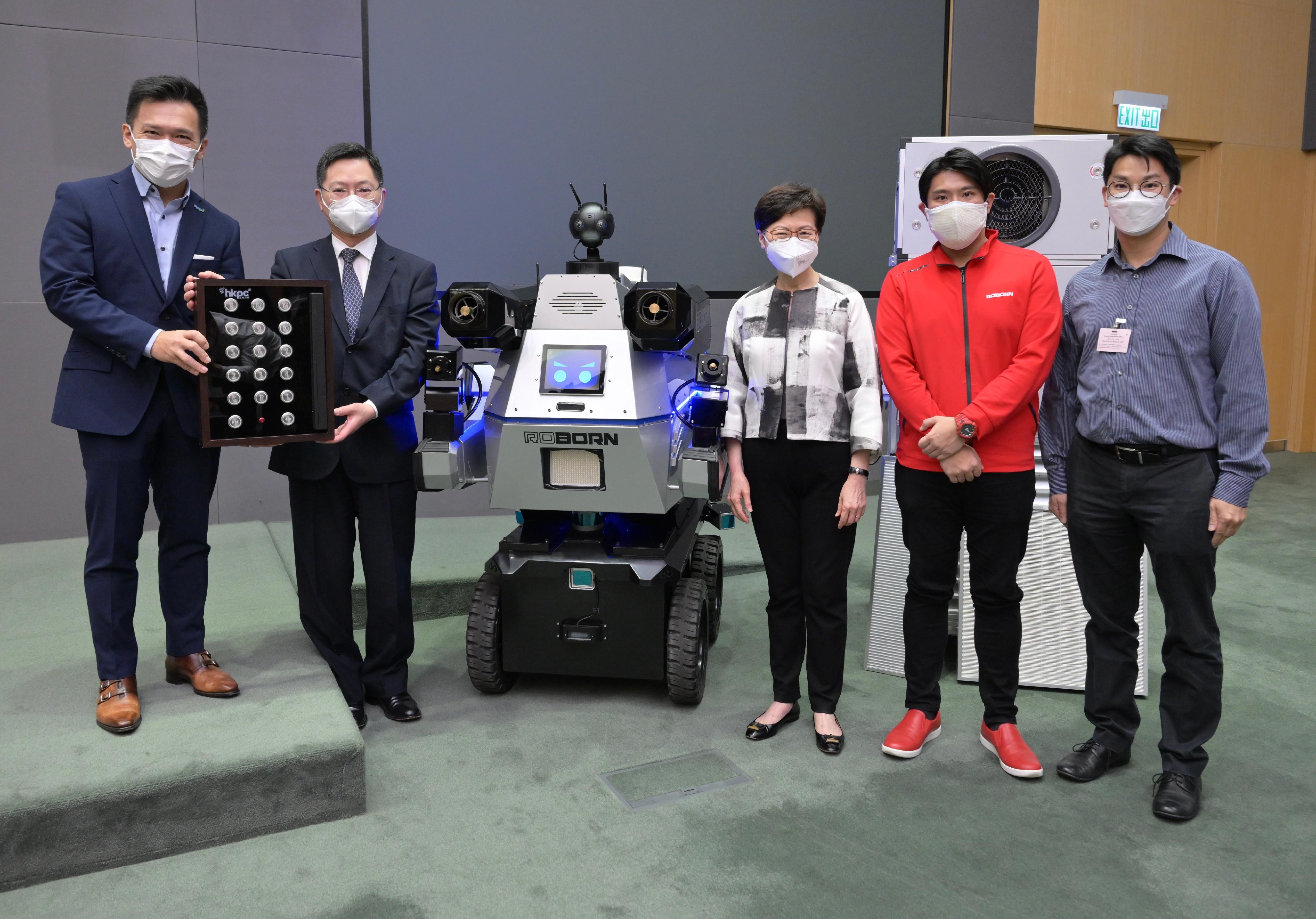 The Chief Executive, Mrs Carrie Lam, holds a press conference on measures to fight COVID-19 with the Secretary for Innovation and Technology, Mr Alfred Sit, at the Central Government Offices, Tamar, today (April 9). Photo shows Mrs Lam (third right) and Mr Sit (second left) in a group photo, after the press conference, with members of local innovation and technology sector who involve in the research and development of various anti-epidemic projects, thanking for their contributions in fighting the disease and congratulating the awardees at the International Exhibition of Inventions of Geneva.