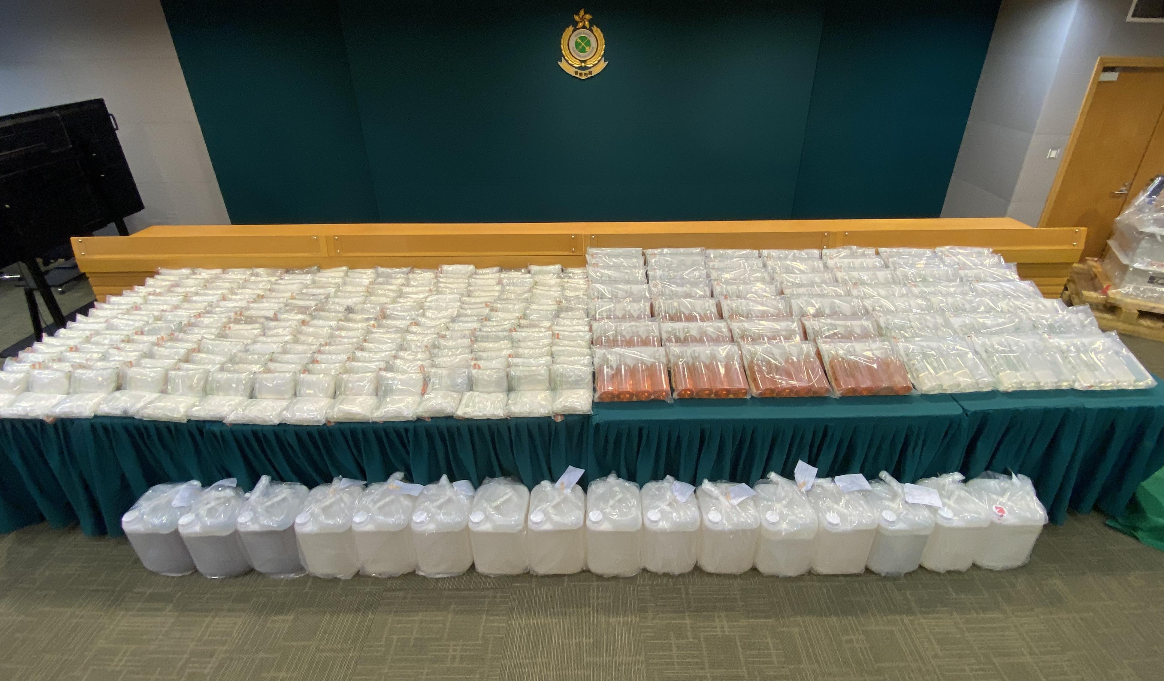 Hong Kong Customs jointly mounted an anti-narcotics operation, codenamed "Yunzhan-duanliu", with the anti-smuggling departments of the Mainland Customs in March. Hong Kong Customs seized about 700 kilograms of suspected methamphetamine with an estimated market value of $400 million in the operation. Picture shows the suspected methamphetamine seized.