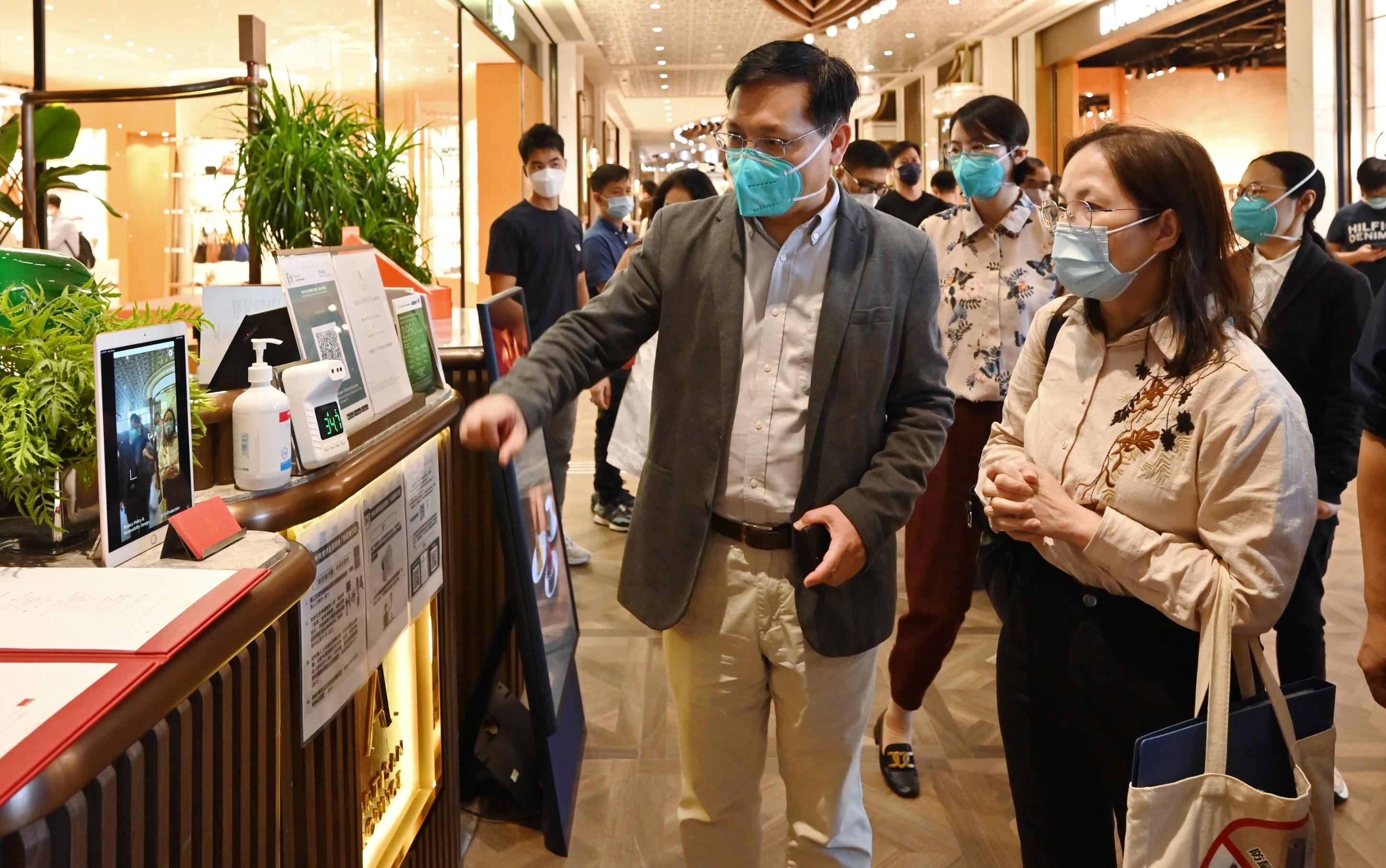 The Deputy Director of Food and Environmental Hygiene, Miss Diane Wong (right), today (April 10) accompanied the Mainland delegation of epidemic prevention and control experts led by the Director of the National Institute for Communicable Disease Control and Prevention of the Chinese Center for Disease Control and Prevention, Mr Kan Biao (left), to visit a shopping mall in Tsim Sha Tsui to inspect the compliance of applicable requirements under the Prevention and Control of Disease (Requirements and Directions) (Business and Premises) Regulation (Cap. 599F) by catering premises inside the mall.
