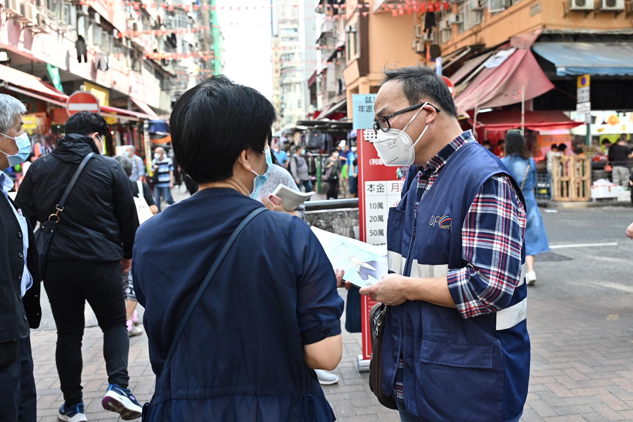 The Office of the Communications Authority (OFCA) conducted market surveillance this afternoon (April 11) in Sham Shui Po District to ensure effective implementation and enhance public awareness of the Real-name Registration Programme for Subscriber Identification Module Cards. Photo shows OFCA’s staff delivering pamphlets to citizens.