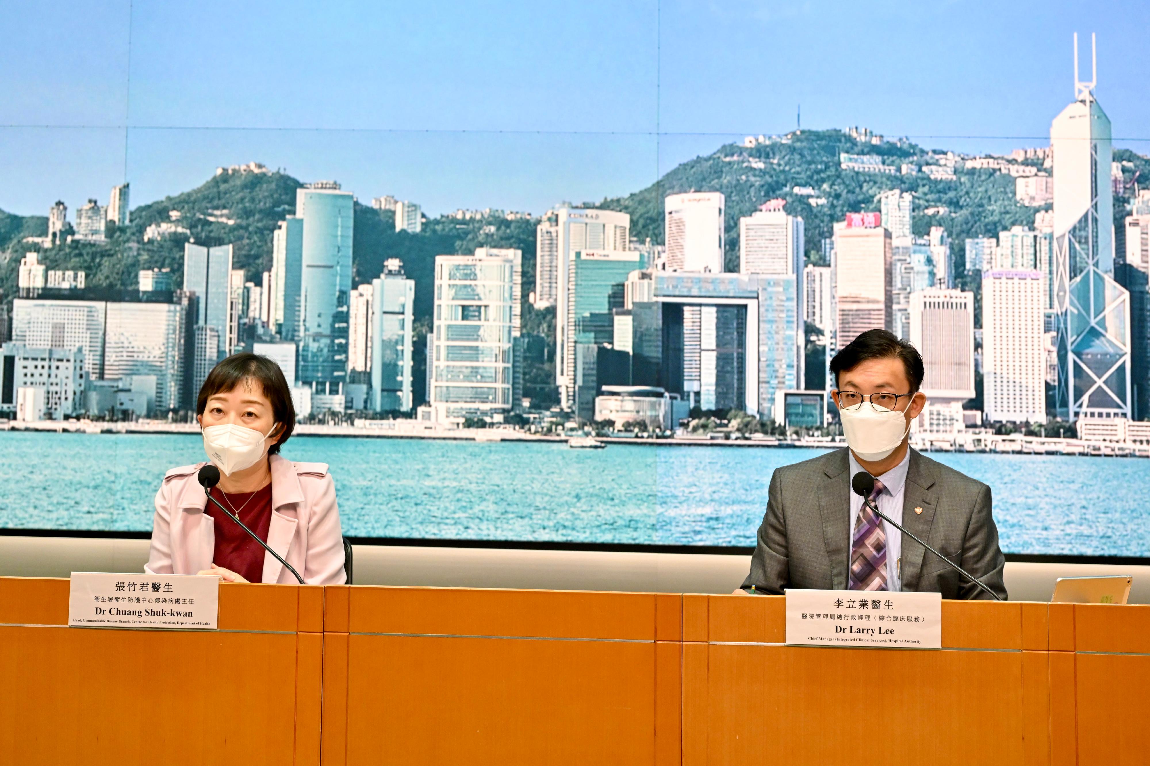 The Head of the Communicable Disease Branch of the Centre for Health Protection of the Department of Health, Dr Chuang Shuk-kwan (left), and the Chief Manager (Integrated Clinical Services) of the Hospital Authority, Dr Larry Lee, held a press briefing on the latest situation of COVID-19 today (April 12).