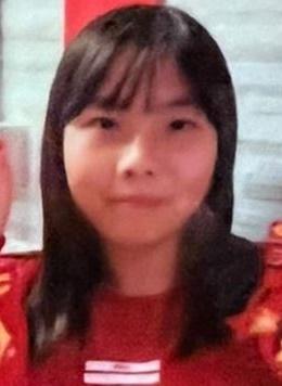 Cheung Ho-ying, aged 12, is about 1.55 metres tall, 45 kilograms in weight and of medium build. She has a round face with yellow complexion and long black hair. She was last seen wearing a short-sleeved T-shirt, black trousers, black shoes and carrying a black handbag.
