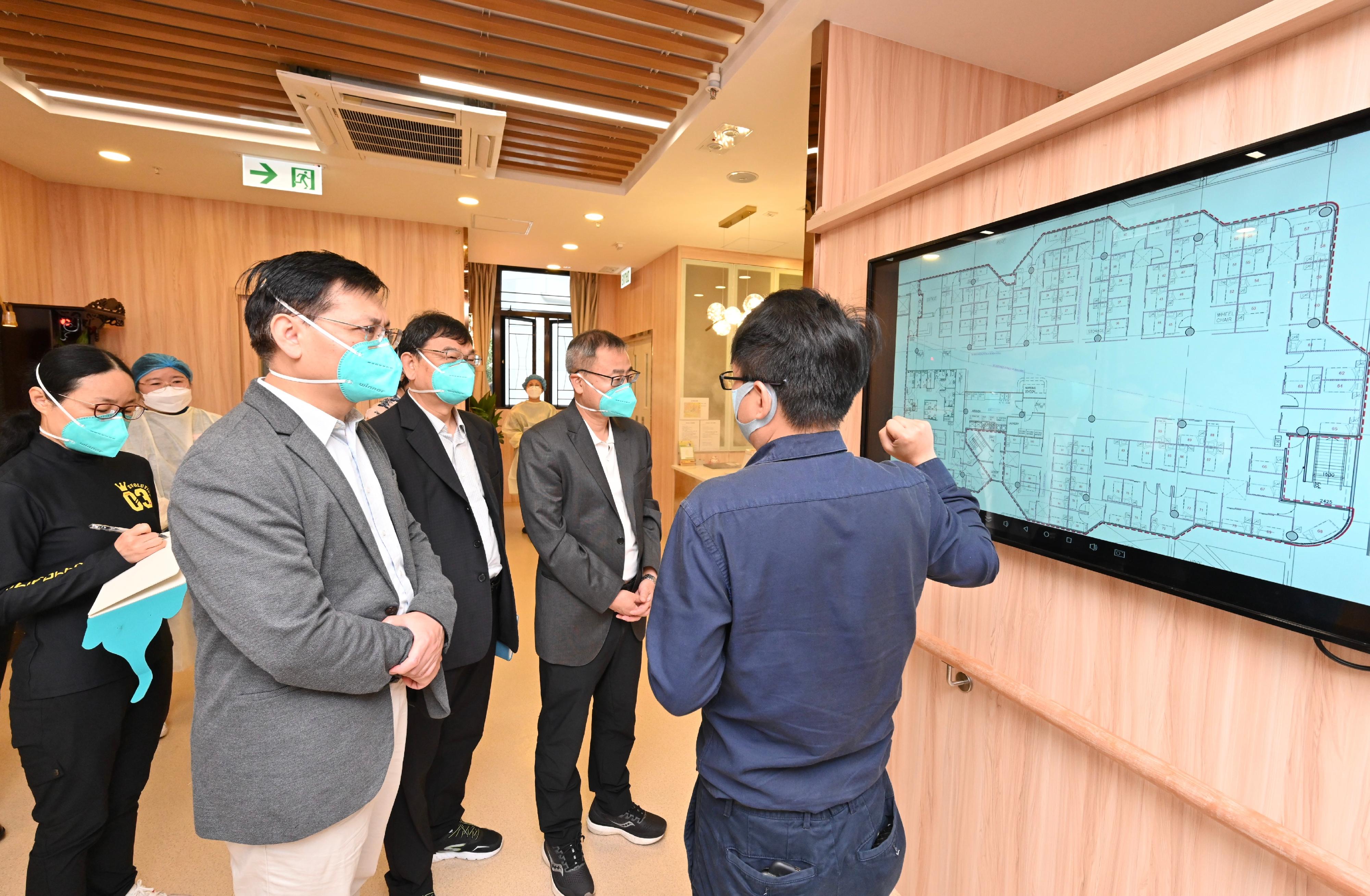 The Mainland epidemic prevention and control expert delegation deployed by the Central Authorities visited two residential care homes for the elderly and a residential care home for persons with disabilities in Kwai Chung this morning (April 13) to gain a better understanding of the residential care homes in Hong Kong with regard to their environment and equipment, infection control measures as well as their management and operation.