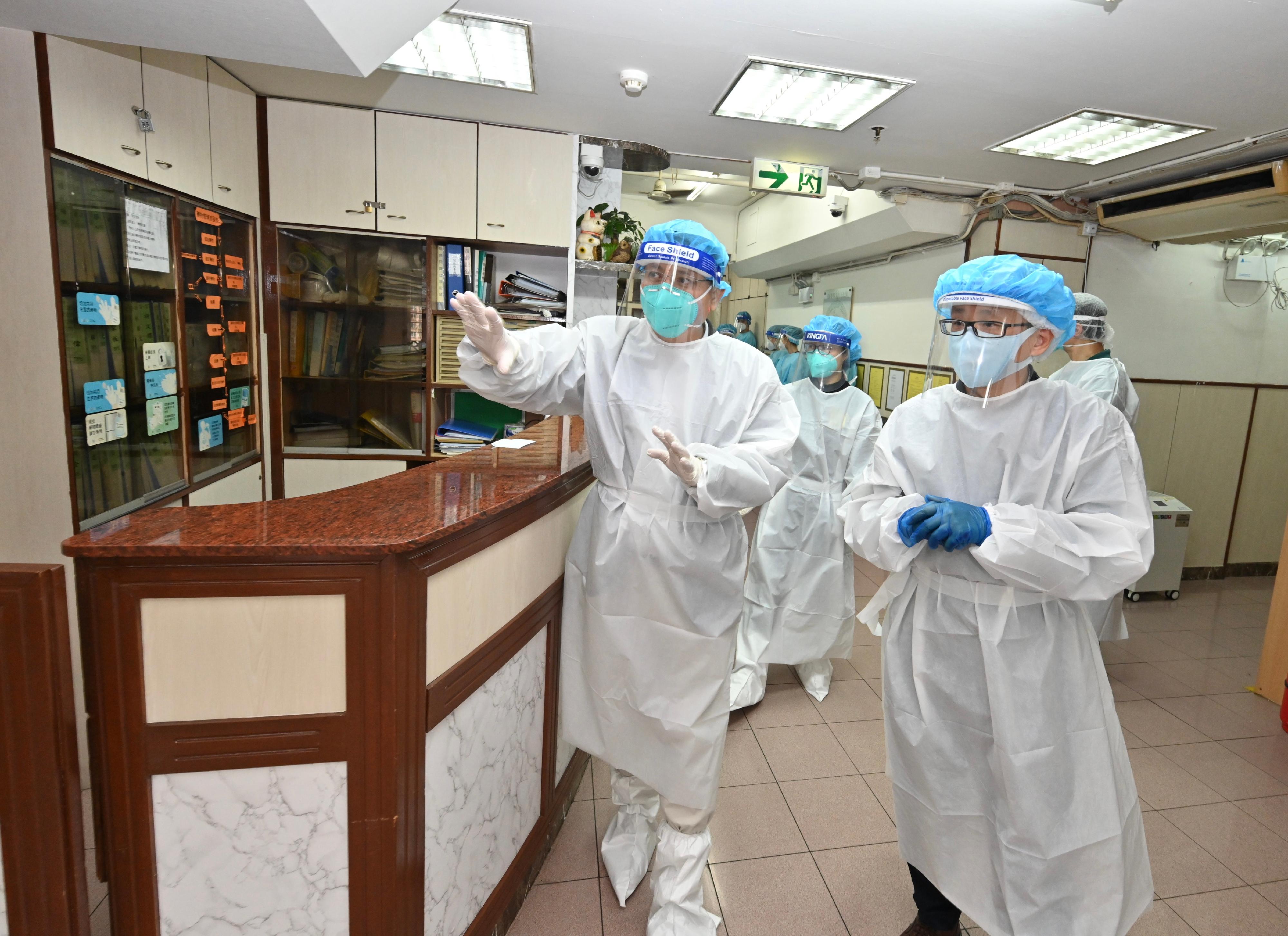 The Mainland epidemic prevention and control expert delegation deployed by the Central Authorities visited two residential care homes for the elderly and a residential care home for persons with disabilities in Kwai Chung this morning (April 13) to gain a better understanding of the residential care homes in Hong Kong with regard to their environment and equipment, infection control measures as well as their management and operation.