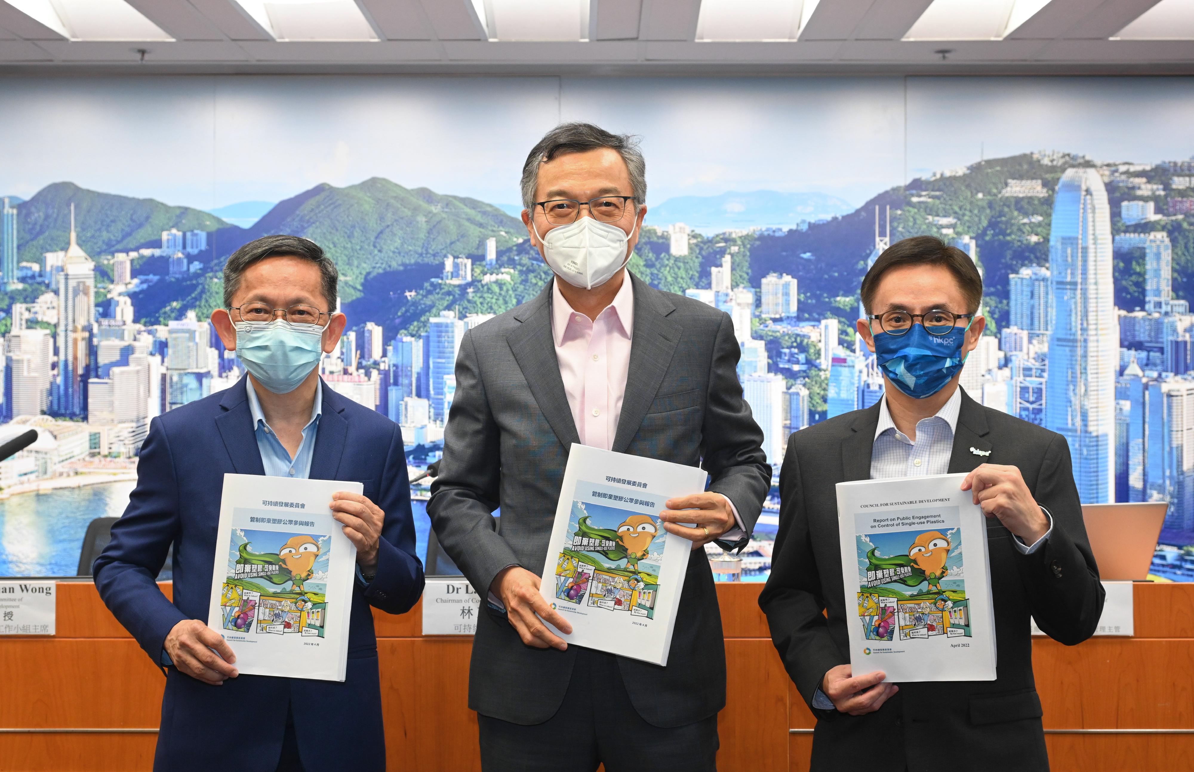 The Council for Sustainable Development held a press conference today (April 14) to announce the report on the public engagement exercise on control of single-use plastics. The Chairman of the Council, Dr Lam Ching-choi (centre); the Chairman of the Council's Strategy Sub-committee, Professor Jonathan Wong (left); and the Head of Carbon and Environmental Excellence of the Hong Kong Productivity Council, Mr Kenny Wong (right), are pictured at the press conference.