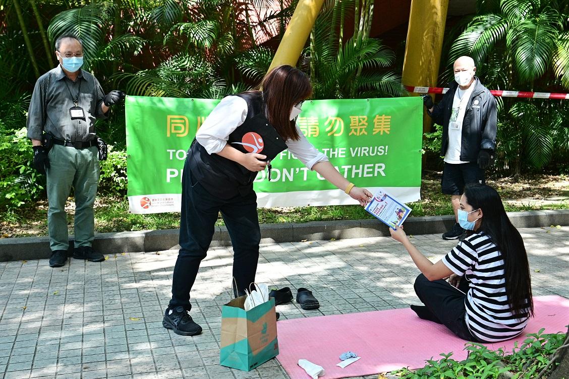 The Leisure and Cultural Services Department (LCSD) stepped up patrols at venues under its management today (April 15), ensuring venue users abide by the anti-epidemic regulations. Photo shows an LCSD officer asking a venue user to abide by the legal requirements and giving her a promotional leaflet about the regulations at Sha Tin Town Hall. 