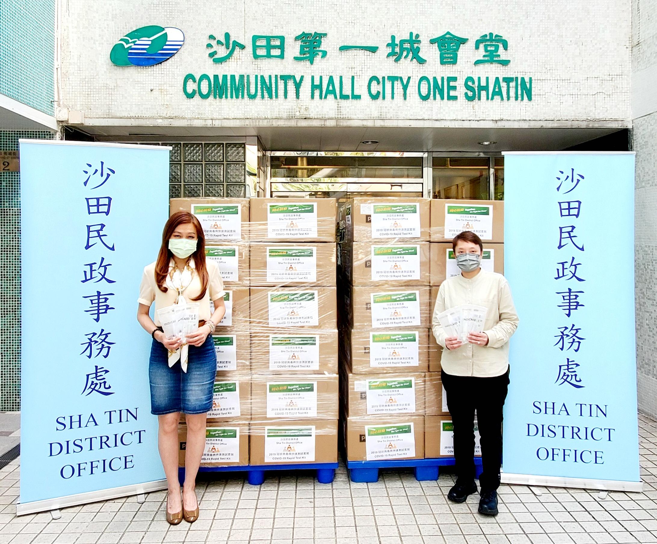 The Sha Tin District Office distributed COVID-19 rapid test kits to households, cleansing workers and property management staff living and working in Block 24 - 33 of City One Shatin for voluntary testing through the property management company.