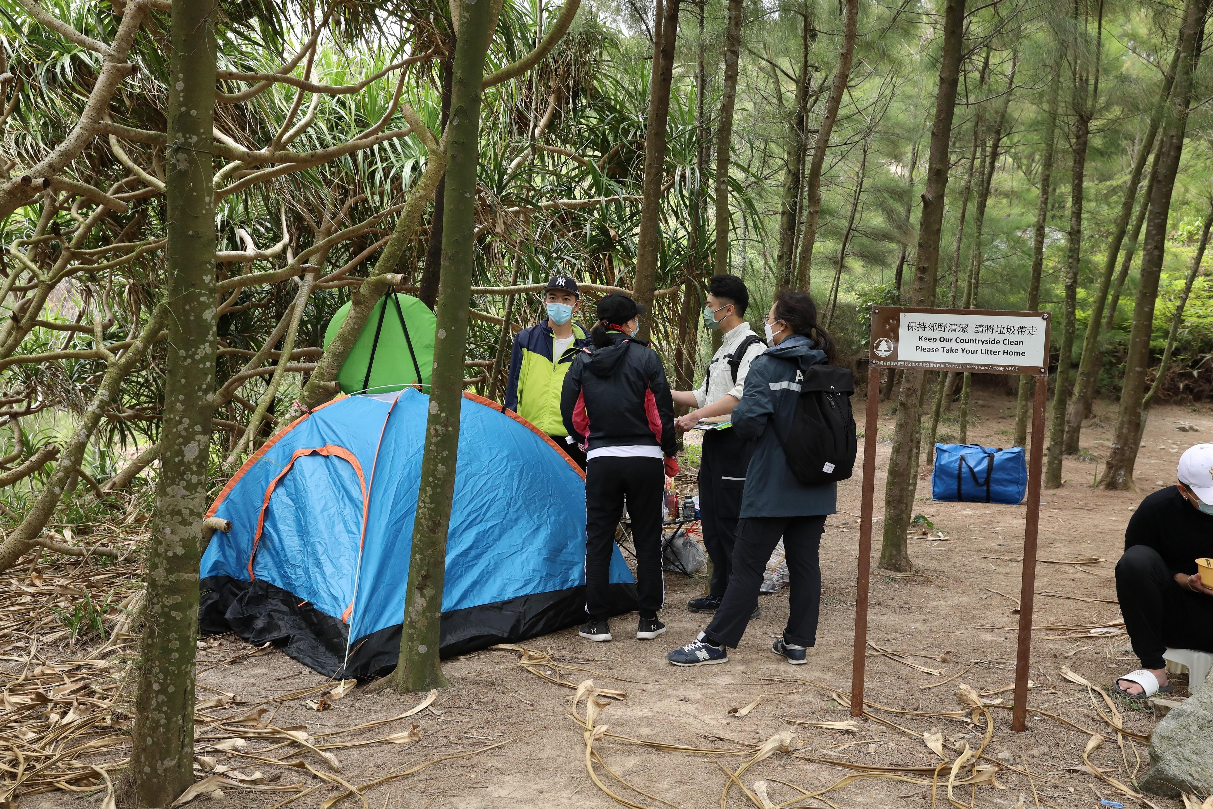 The Agriculture, Fisheries and Conservation Department stepped up inspection and enforcement in combatting breaches of anti-epidemic regulations in crowded places in various country parks, and joined hands with the Police in joint enforcement operations in Sai Kung Country Park, Plover Cove (Extension) Country Park, Pat Sin Leng Country Park and Tung Lung Fort Special Area yesterday and today (April 15 and 16).