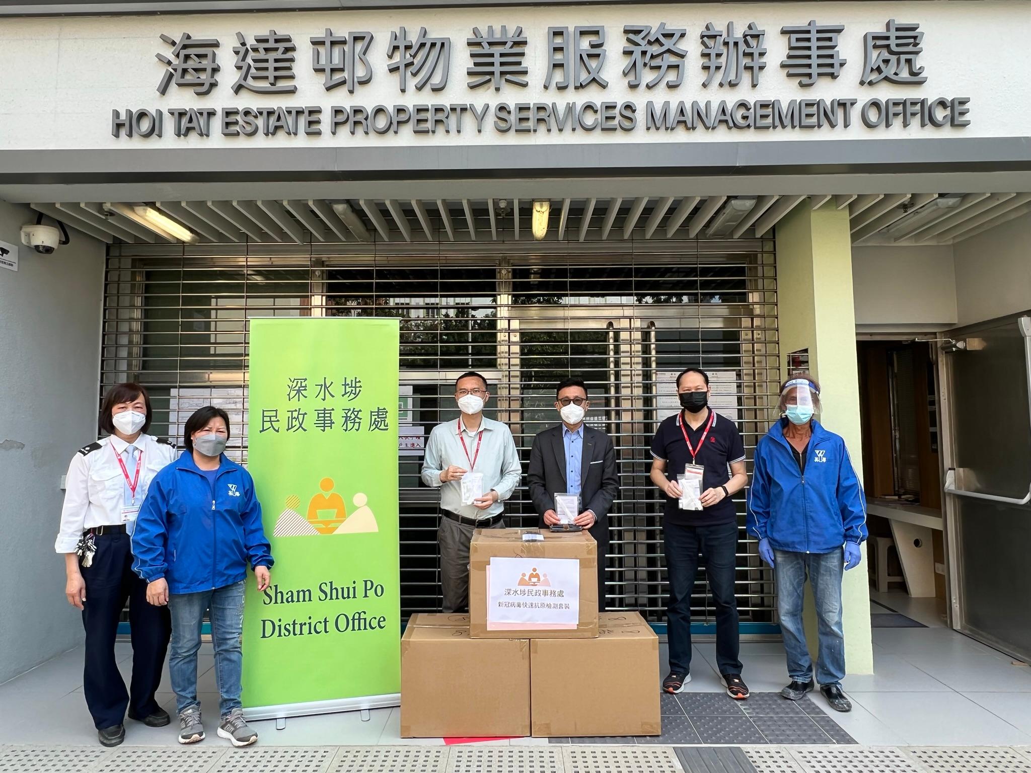 The Sham Shui Po District Office distributed COVID-19 rapid test kits to households, cleansing workers and property management staff living and working in Hoi Tat Estate for voluntary testing through the Housing Department and the property management company today (April 16).