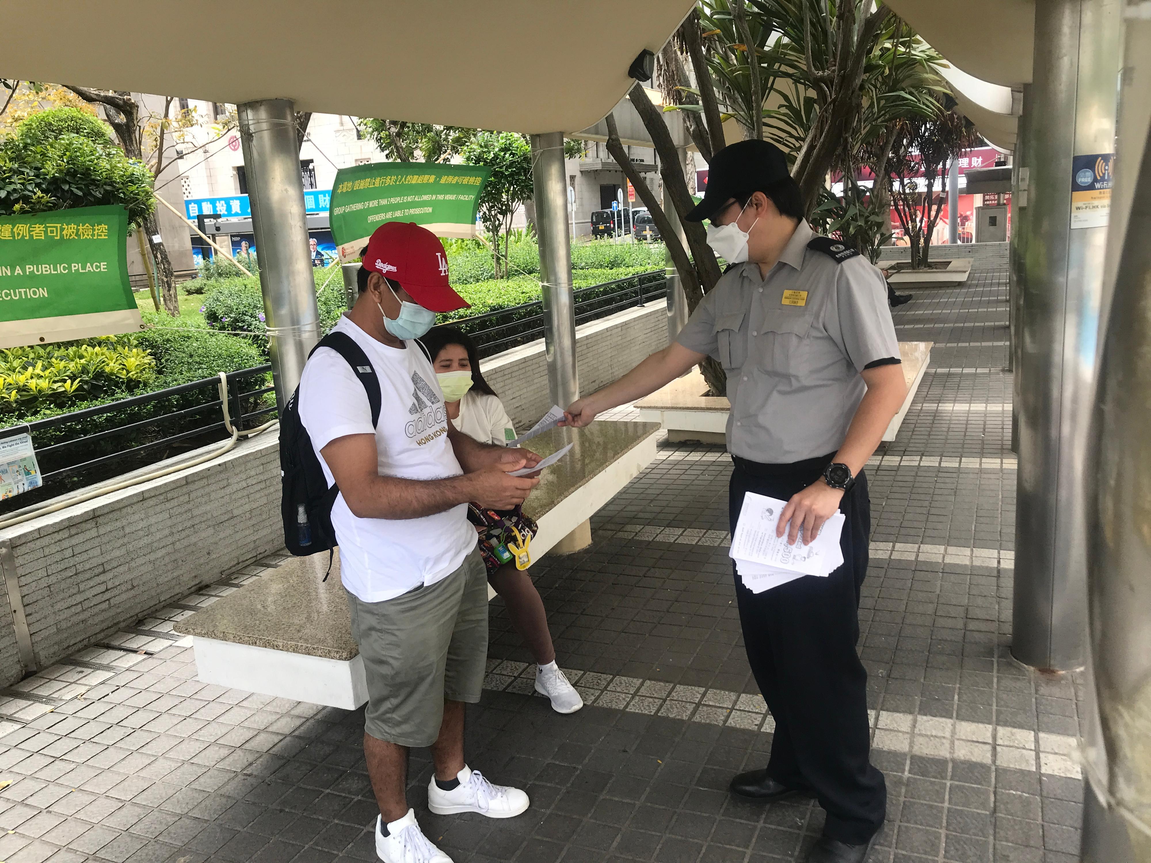 The Food and Environmental Hygiene Department conducted joint operations with several government departments yesterday (April 15) at public places where people including foreign domestic helpers congregate during weekends and public holidays to carry out publicity and educational work, appealing to them to raise awareness of epidemic prevention and comply with the various anti-epidemic regulations and restrictions.