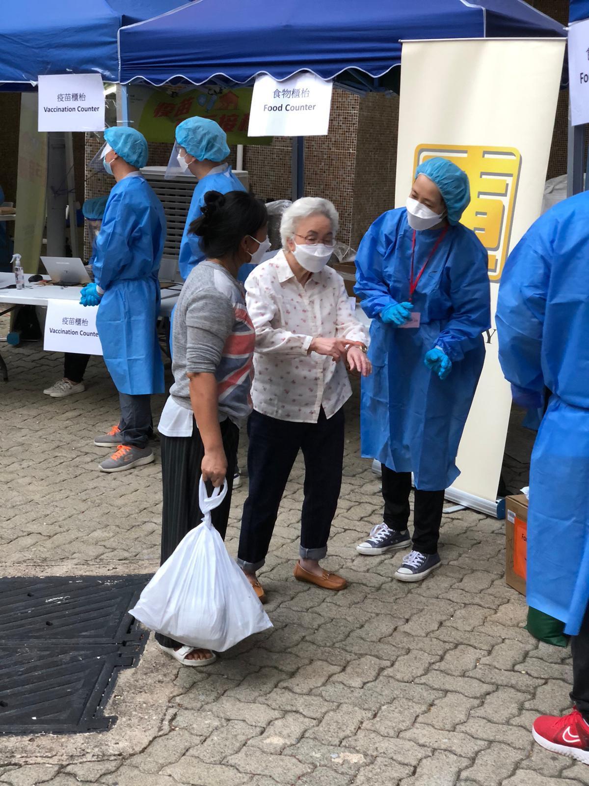 The Government yesterday (April 16) enforced "restriction-testing declaration" and compulsory testing notice in respect of the specified "restricted area" in Kwai Ming House, Kwai Hong Court, Kwai Chung. Photo shows staff members answering enquiries from residents in the "restricted area".