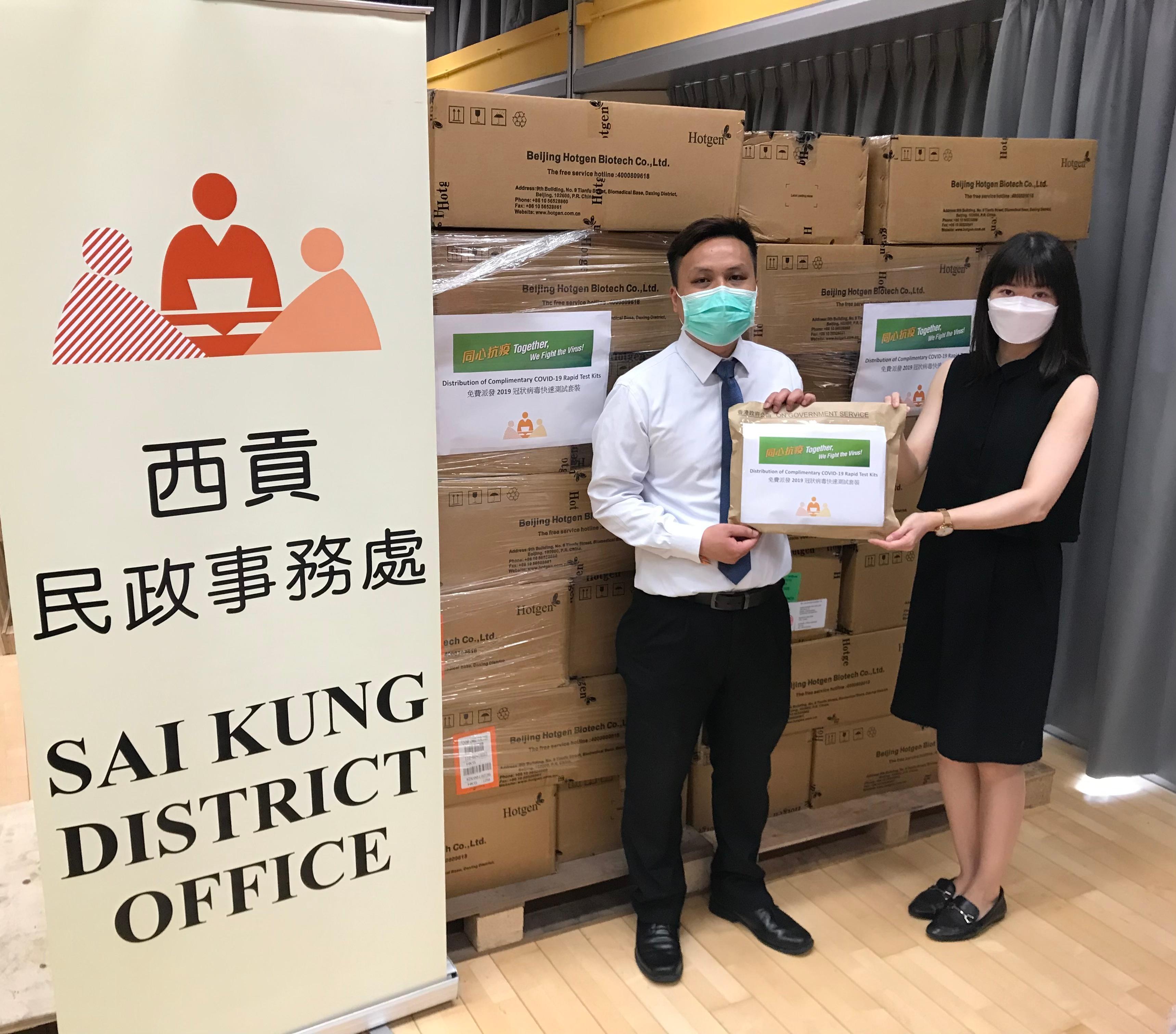 The Sai Kung District Office distributed COVID-19 rapid test kits to households, cleansing workers and property management staff living and working in Monterey for voluntary testing through the property management company.
