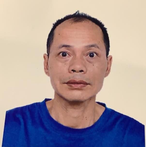 Mak Choi-po, aged 57, is about 1.6 metres tall, 55 kilograms in weight and of thin build. He has a pointed face with yellow complexion and short straight black and white hair. He was last seen wearing a grey long-sleeved shirt, grey trousers, black shoes and a blue mask.