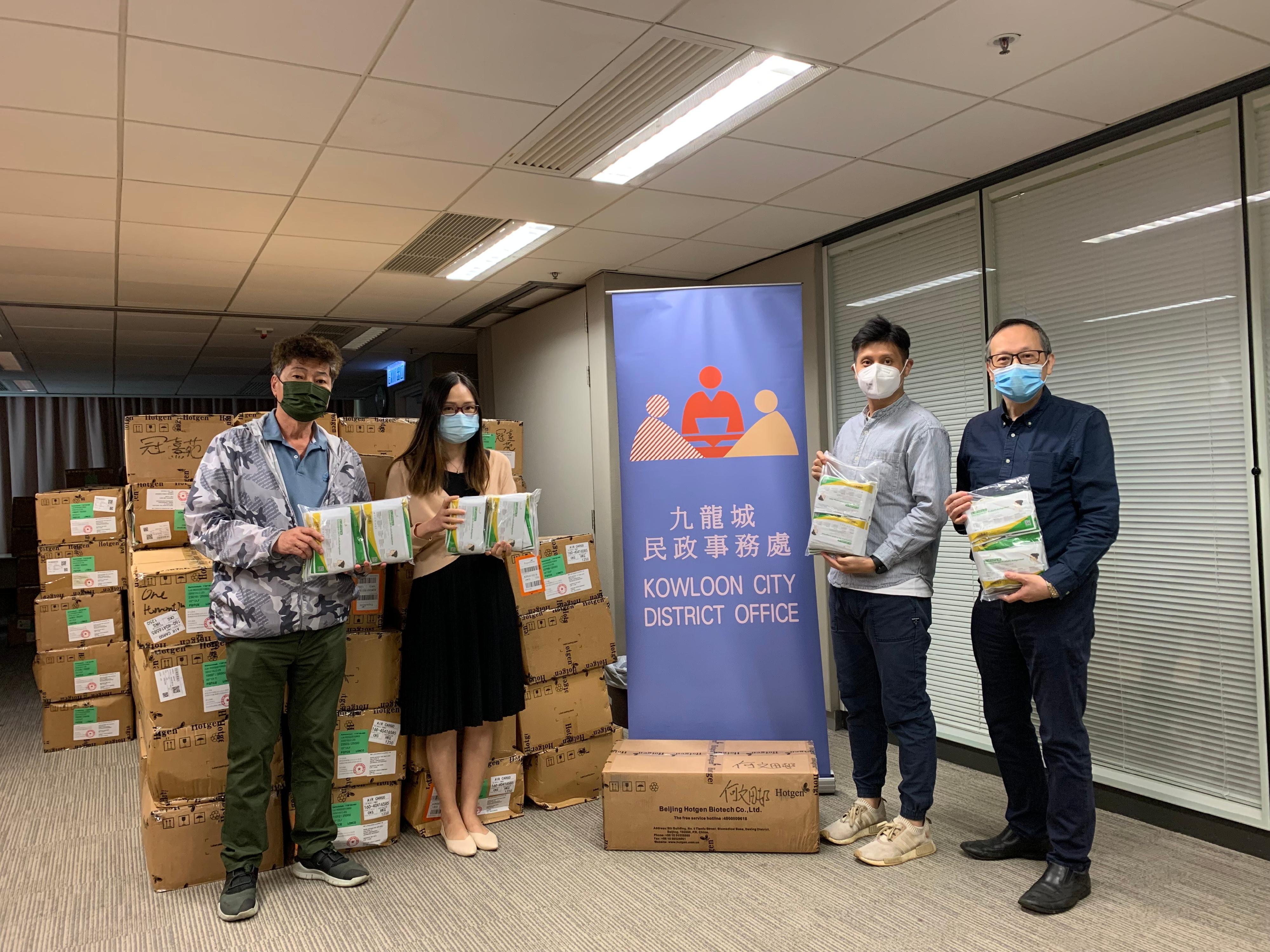 The Kowloon City District Office today (April 19) distributed COVID-19 rapid test kits to households, cleansing workers and property management staff living and working in Ho Man Tin Estate for voluntary testing through the property management company.