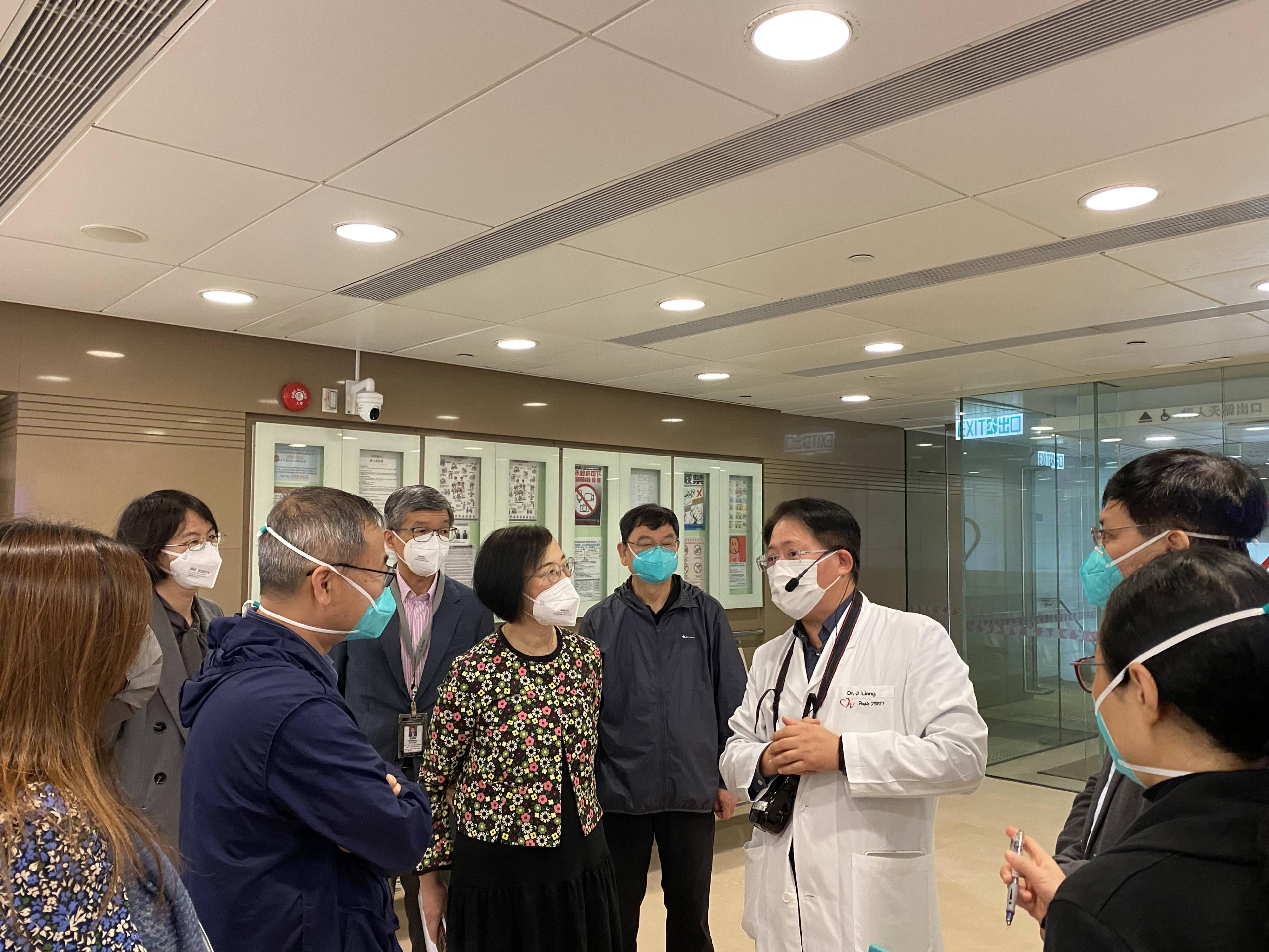 The Mainland experts visited Tin Shui Wai (Tin Yip Road) Community Health Centre today (April 19) to understand the roles of designated clinics and to exchange experiences with clinicians on COVID-19 patient management. The Secretary for Food and Health, Professor Sophia Chan (fifth left), also joined the visit.