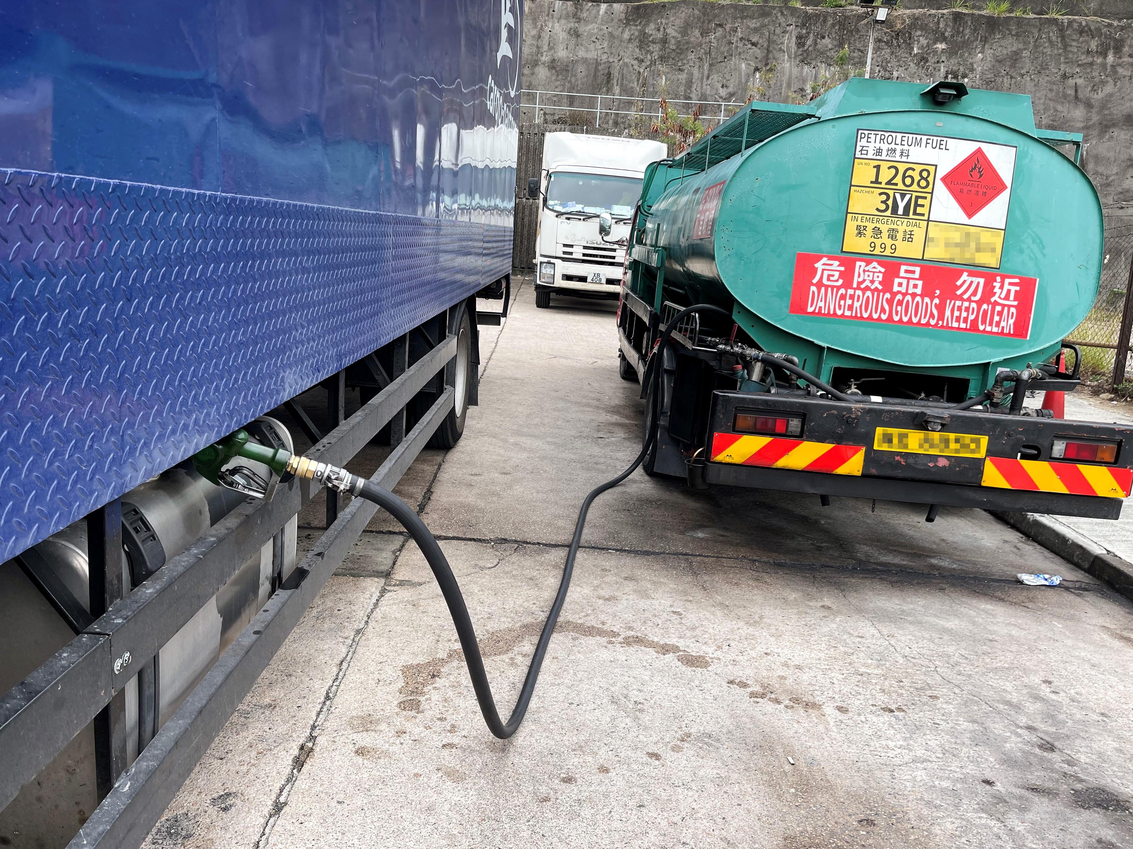 消防處聯同警務處及香港海關今日（四月二十日）進行代號名為「強雷」的全港打擊非法加油活動聯合行動。圖示懷疑涉及非法加油活動的油缸車（右）。