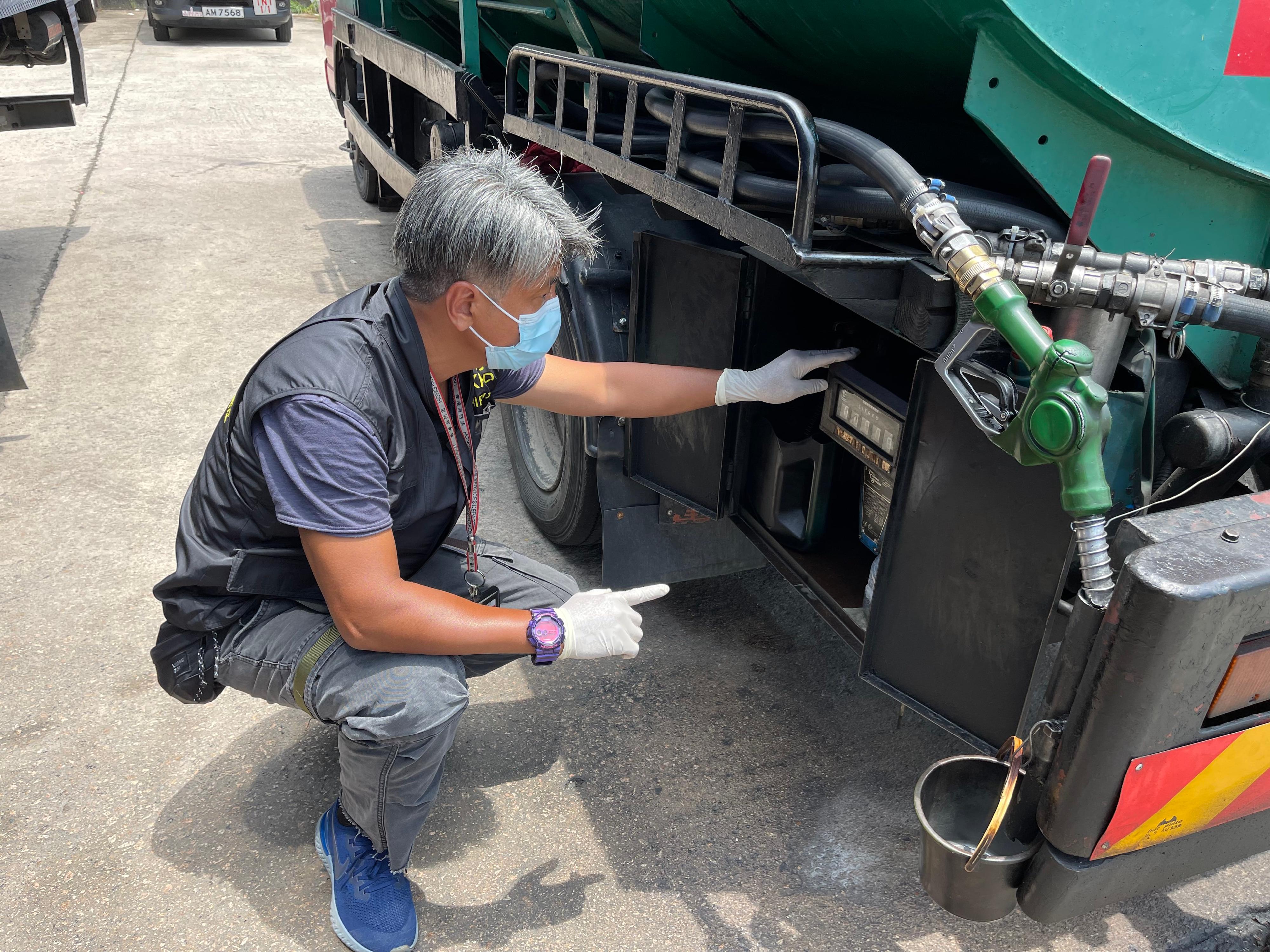 The Fire Services Department (FSD), the Hong Kong Police Force and Hong Kong Customs mounted a territory-wide joint operation codenamed "Strong Thunder" to combat illicit fuelling activities today (April 20). Photo shows FSD law enforcement officers inspecting a dangerous goods vehicle suspected to be involved in illicit fuelling activities during the joint operation.