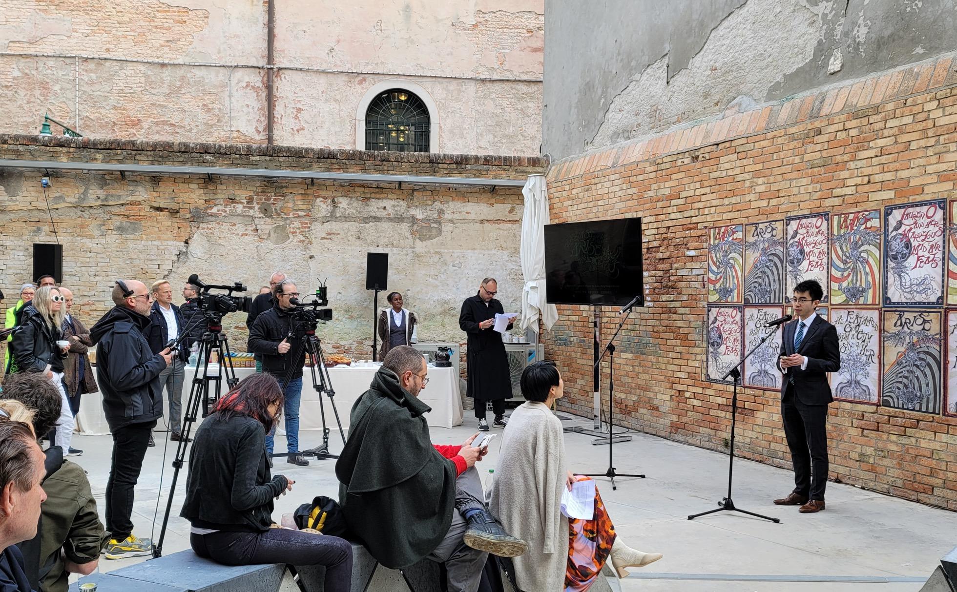 驻布鲁塞尔经贸办副代表蔡禧扬于四月二十一日（威尼斯时间）在威尼斯视艺双年展香港馆的开幕酒会向在场宾客及M+代表致辞。