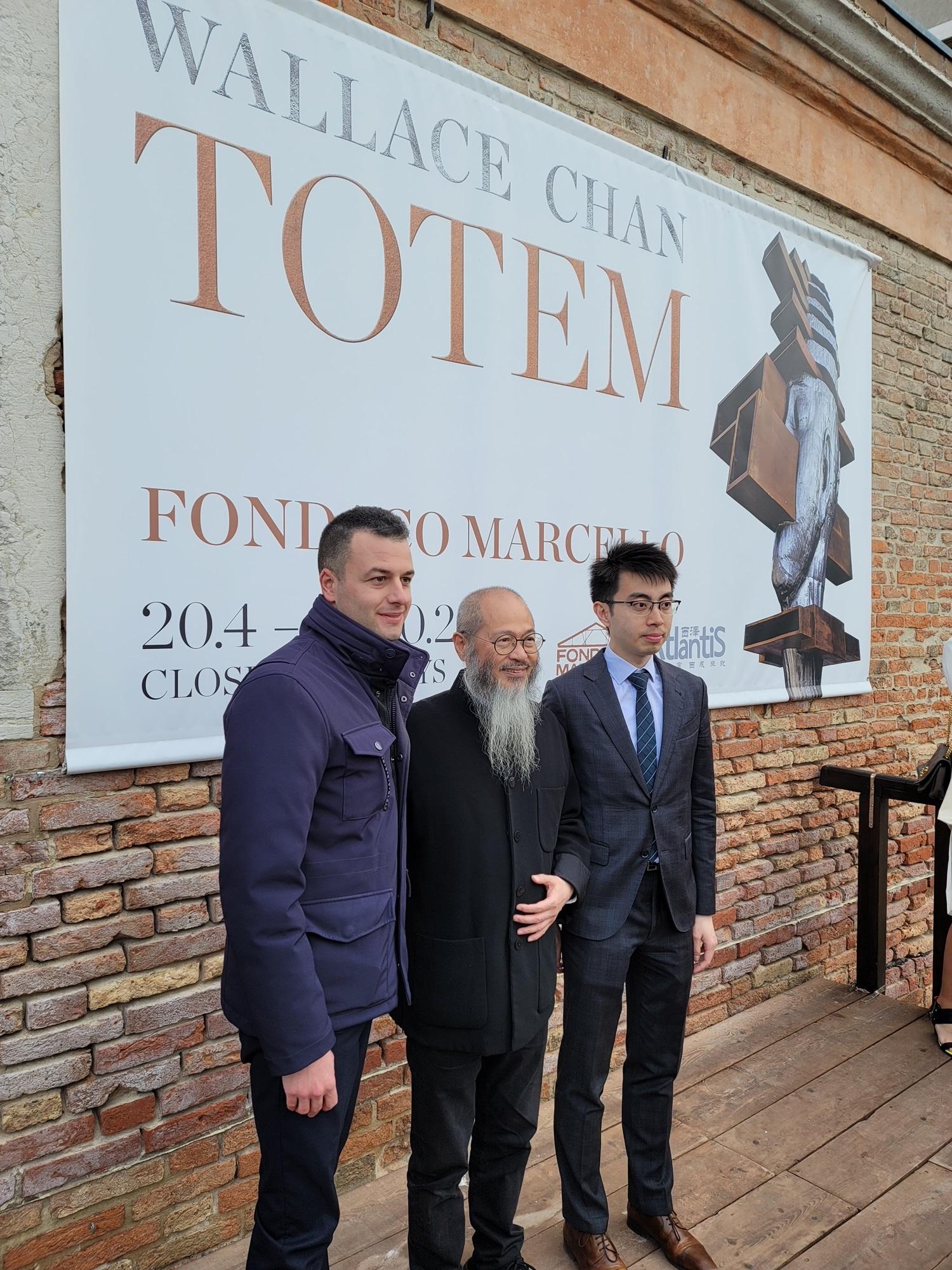 驻布鲁塞尔经贸办副代表蔡禧扬（右）于四月二十日（威尼斯时间）出席香港艺术家陈世英（中）在威尼斯举行的雕塑展《图腾》的开幕酒会。威尼斯副市长Mr Simone Venturini（左）同场出席。