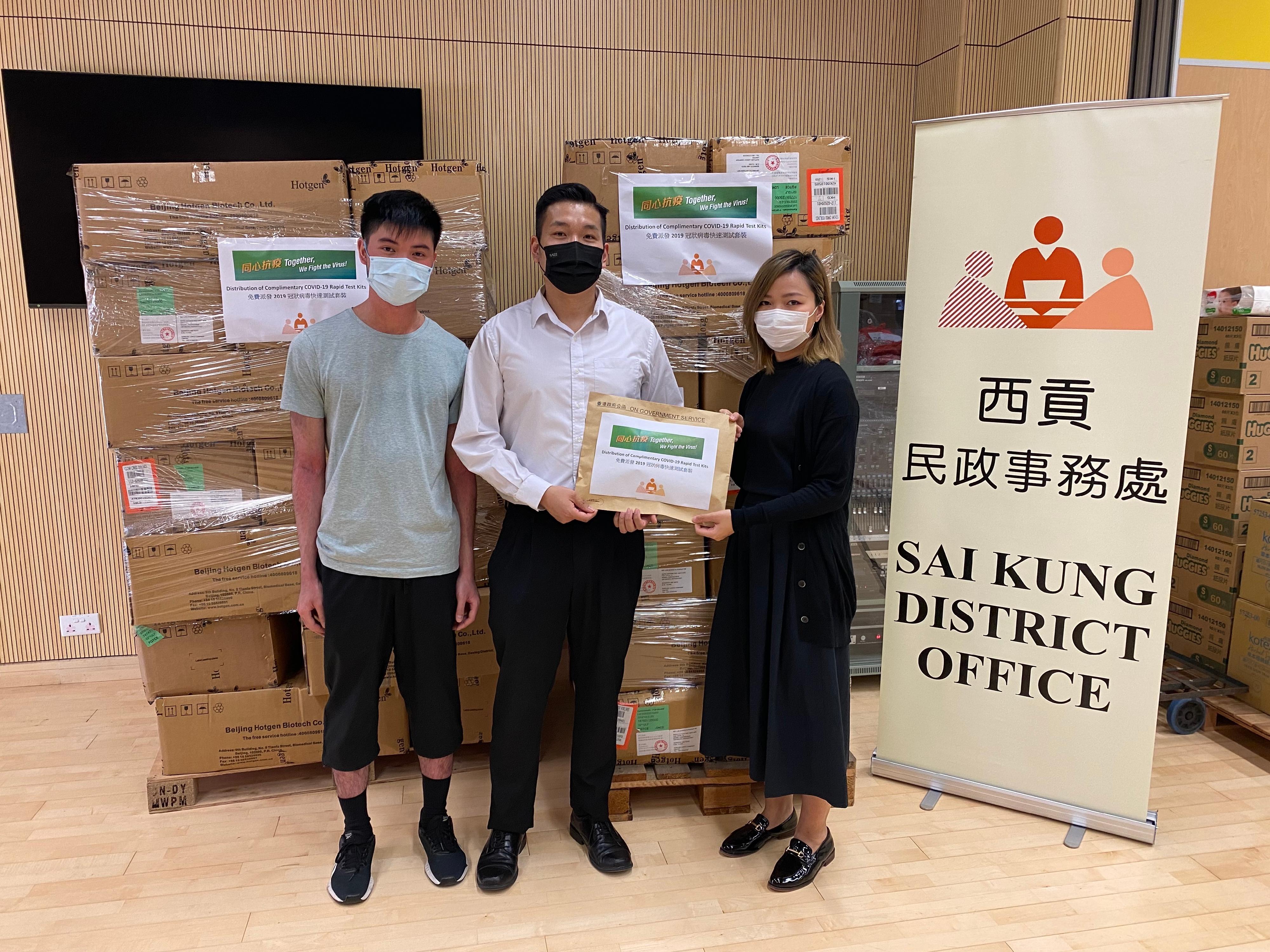 The Sai Kung District Office yesterday (April 21) distributed COVID-19 rapid test kits to households, cleansing workers and property management staff living and working in MALIBU, LOHAS Park, for voluntary testing through the property management company.