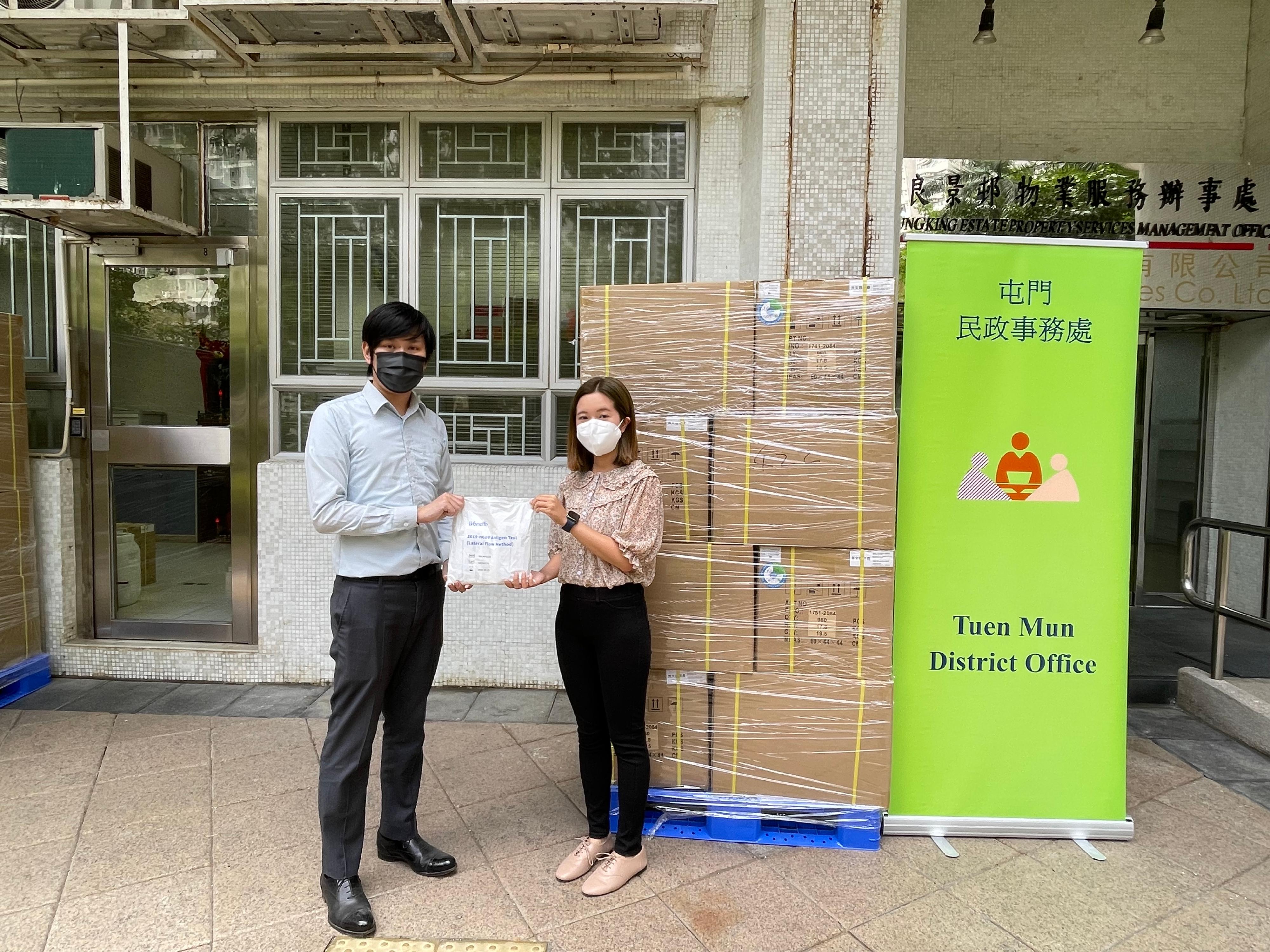 The Tuen Mun District Office today (April 22) distributed COVID-19 rapid test kits to households, cleansing workers and property management staff living and working in Leung King Estate for voluntary testing through the property management company.