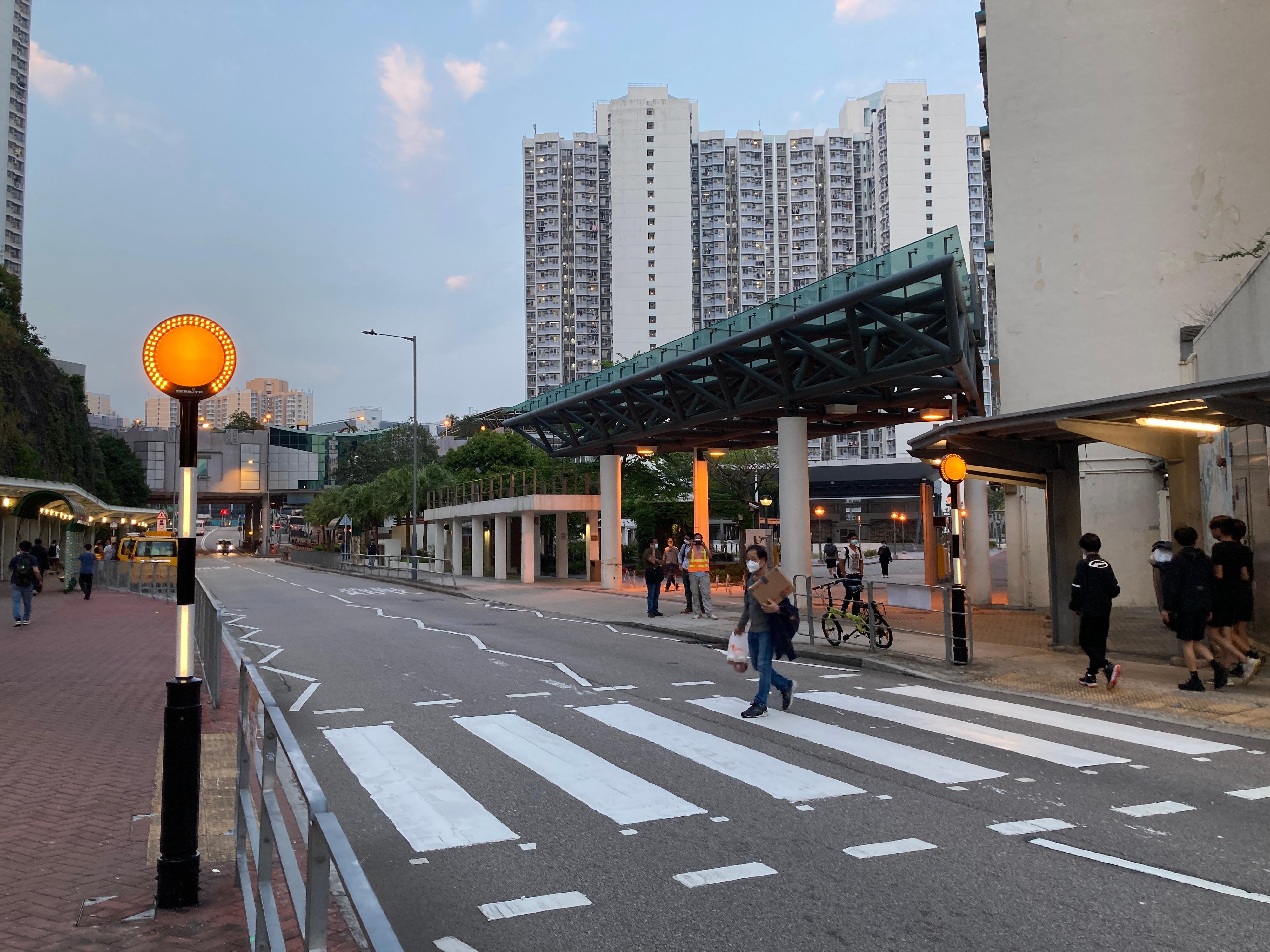 The Transport Department has launched a trial scheme to enhance zebra crossing facilities which aims to remind motorists to stop and give way to pedestrians by making the zebra crossings more conspicuous. Photo shows new Belisha beacons installed at a zebra crossing on Kwai Luen Road in Kwai Tsing District. The new beacons, with a halo of flashing yellow light and a post with flashing white bands, are more visible. 